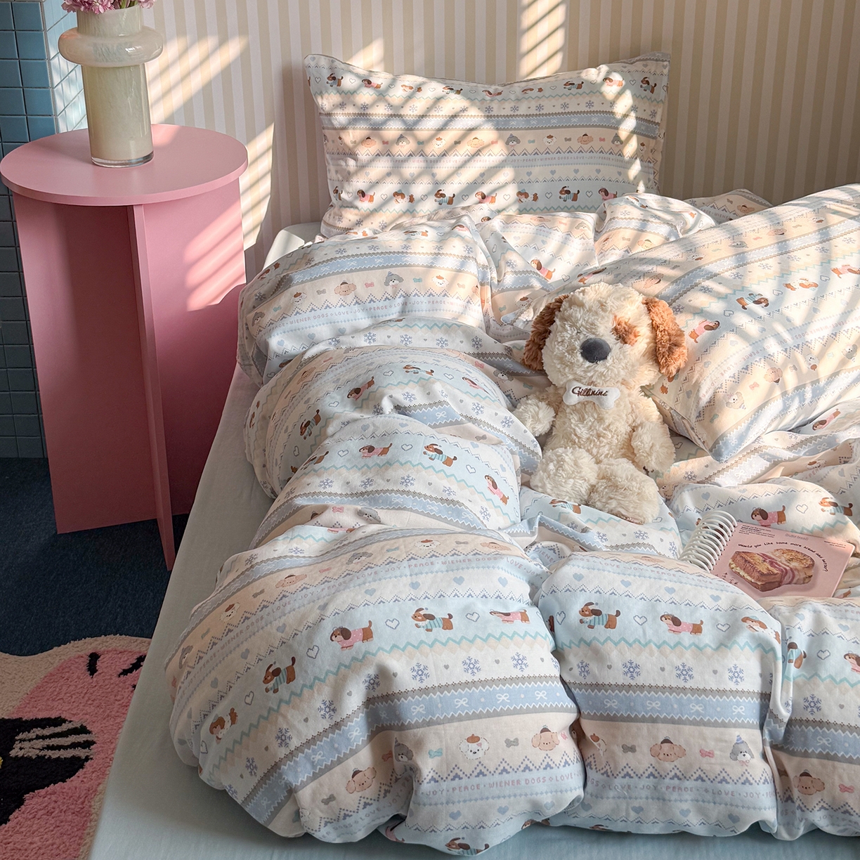 91家纺网 家纺一手货源 找家纺 麦伦家居 2026春夏新品全棉有氧双层纱印花系列简约款四件套 费尔岛狗狗