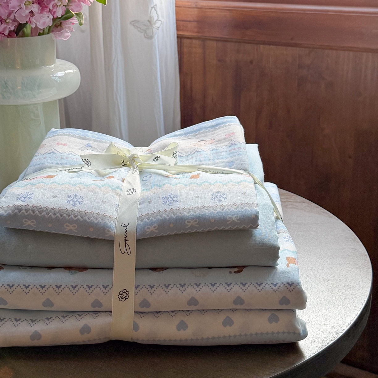 91家纺网 家纺一手货源 找家纺 麦伦家居 2026春夏新品全棉有氧双层纱印花系列简约款四件套 费尔岛狗狗