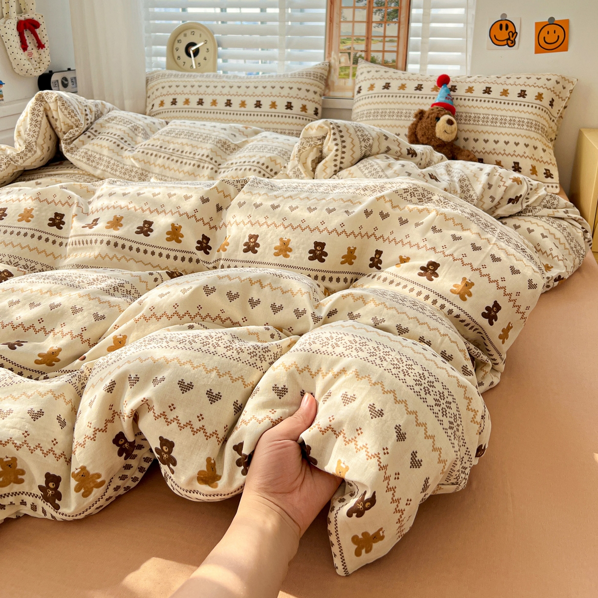 91家纺网 家纺一手货源 找家纺 麦伦家居 2026春夏新品全棉有氧双层纱印花系列简约款四件套 费尔岛小熊