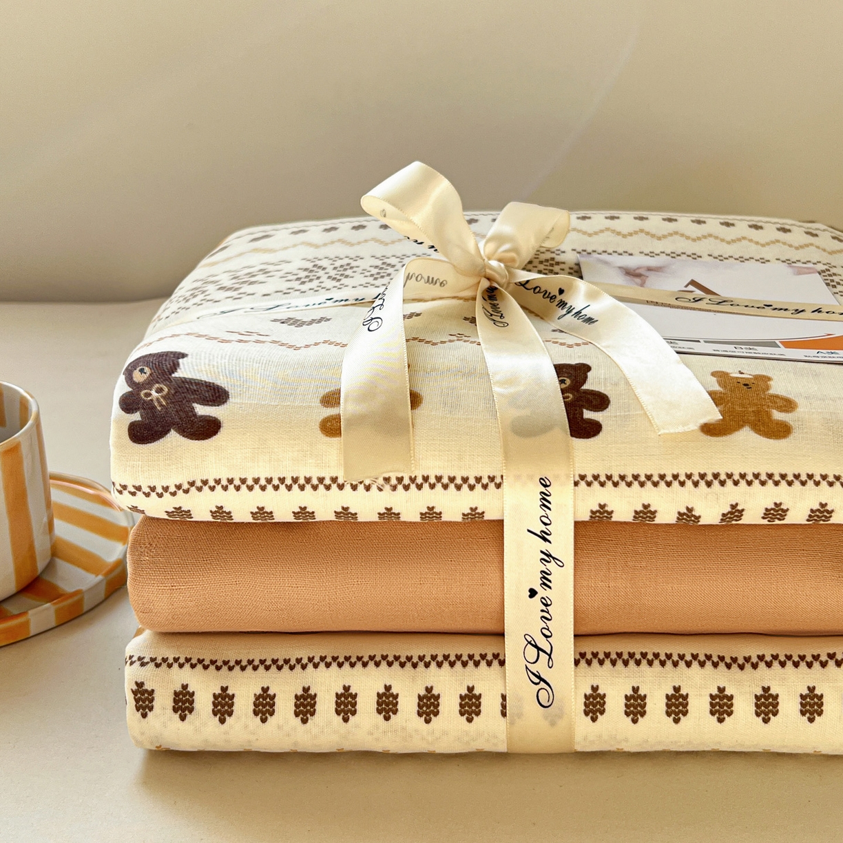 91家纺网 家纺一手货源 找家纺 麦伦家居 2026春夏新品全棉有氧双层纱印花系列简约款四件套 费尔岛小熊