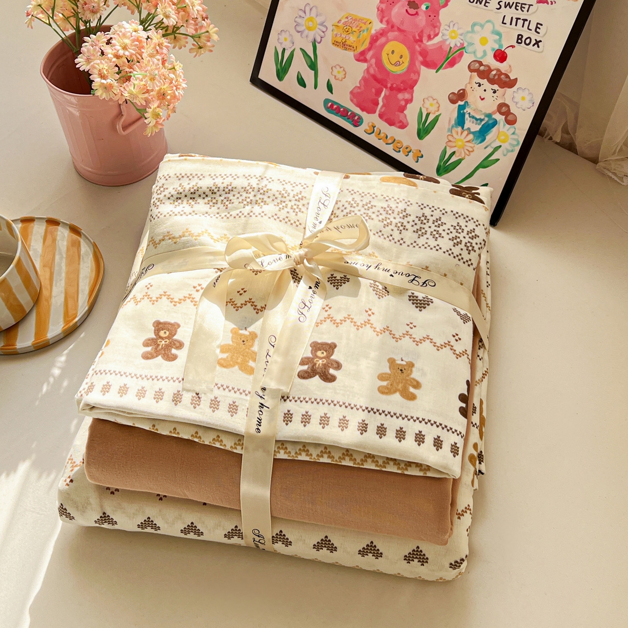 91家纺网 家纺一手货源 找家纺 麦伦家居 2026春夏新品全棉有氧双层纱印花系列简约款四件套 费尔岛小熊