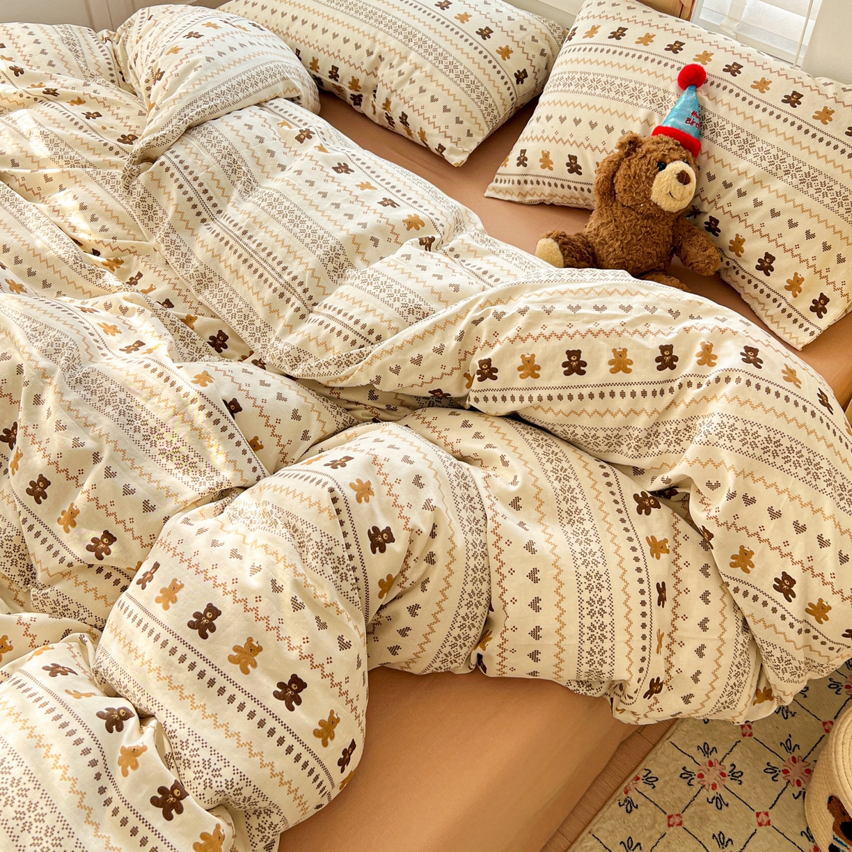 91家纺网 家纺一手货源 找家纺 麦伦家居 2026春夏新品全棉有氧双层纱印花系列简约款四件套 费尔岛小熊