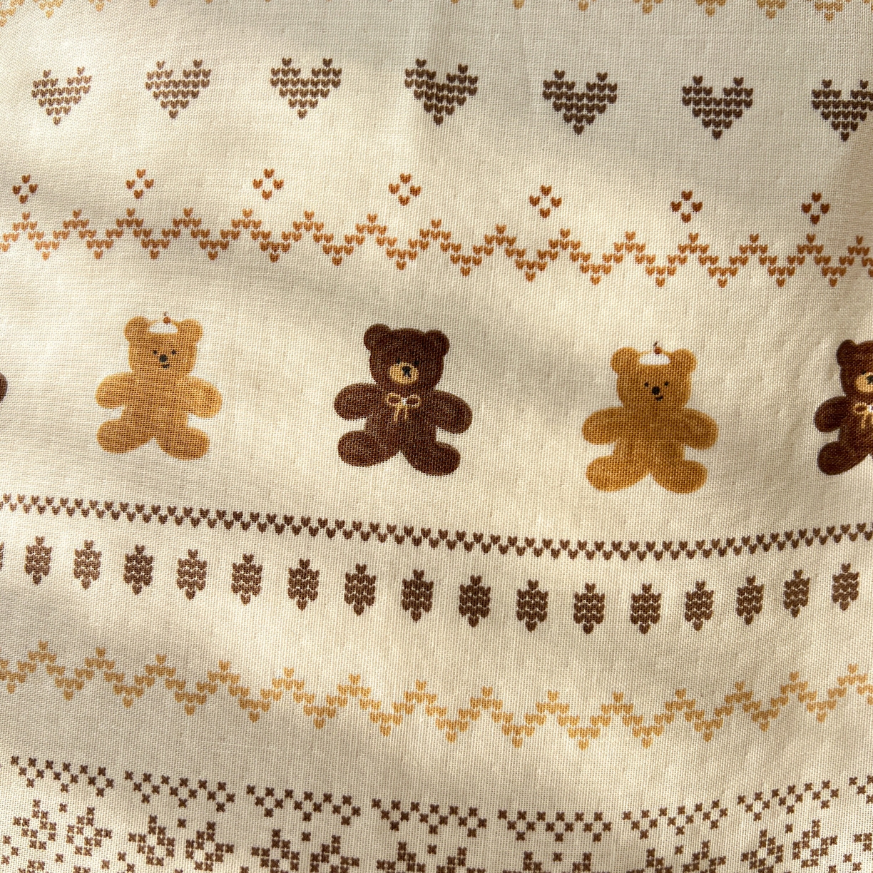 91家纺网 家纺一手货源 找家纺 麦伦家居 2026春夏新品全棉有氧双层纱印花系列简约款四件套 费尔岛小熊