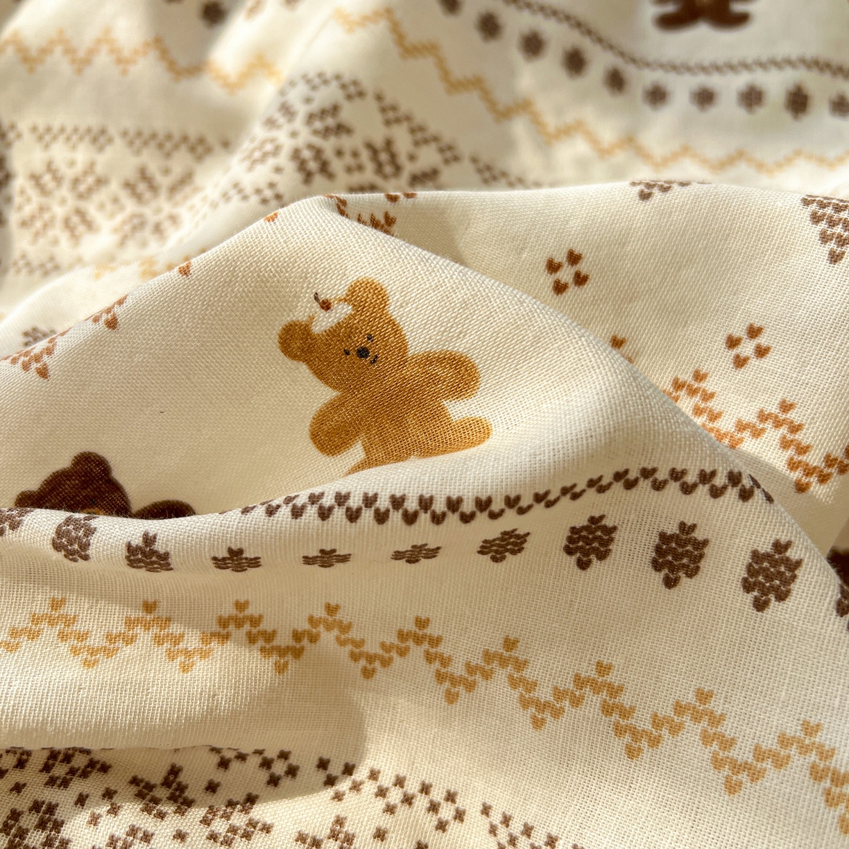 91家纺网 家纺一手货源 找家纺 麦伦家居 2026春夏新品全棉有氧双层纱印花系列简约款四件套 费尔岛小熊