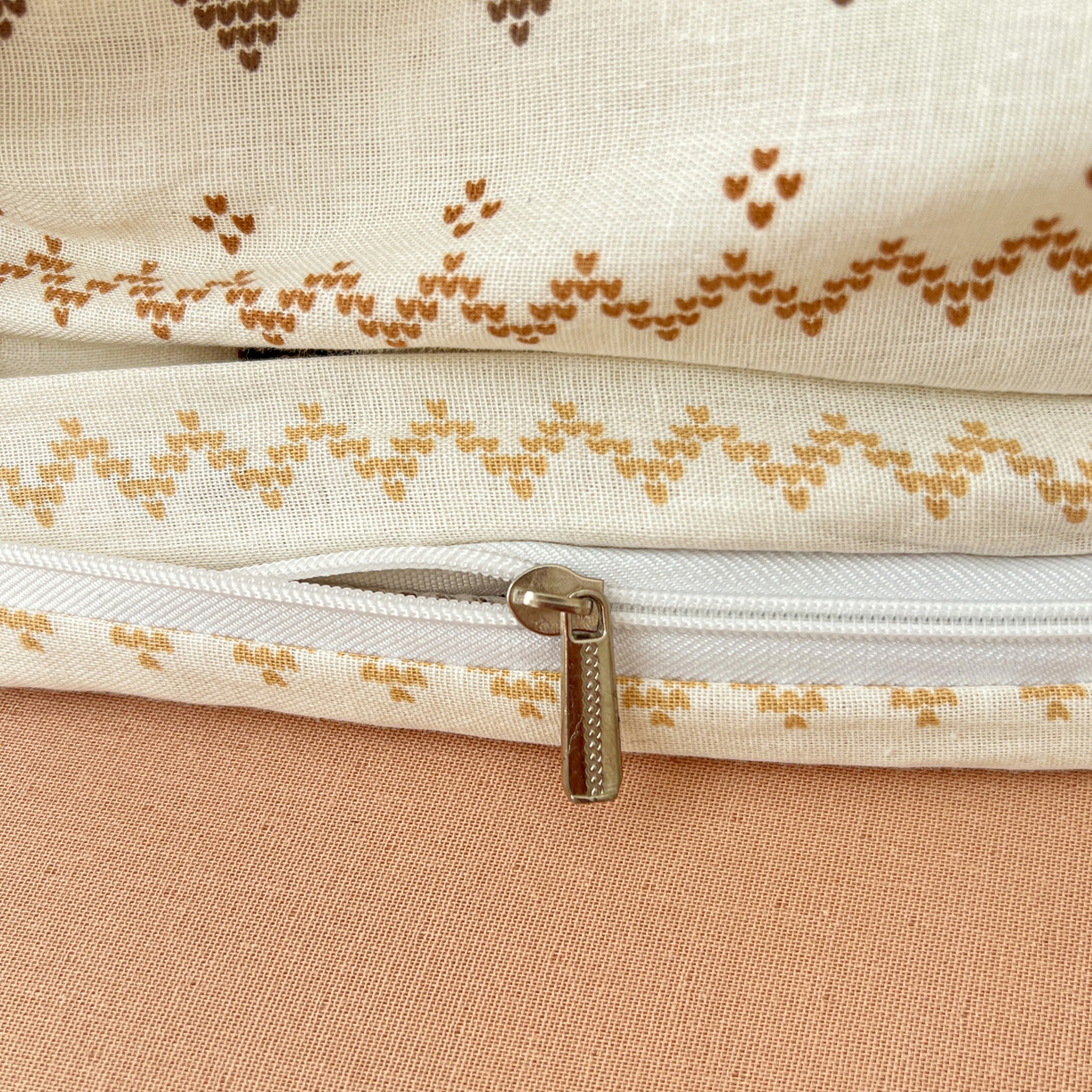 91家纺网 家纺一手货源 找家纺 麦伦家居 2026春夏新品全棉有氧双层纱印花系列简约款四件套 费尔岛小熊