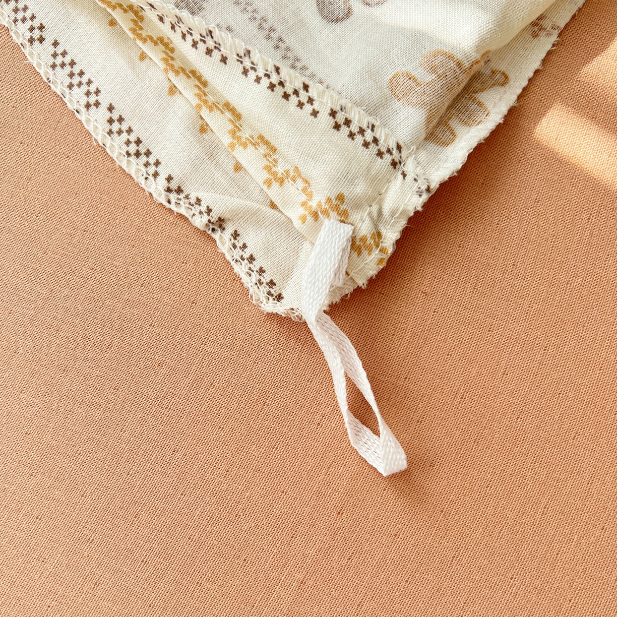 91家纺网 家纺一手货源 找家纺 麦伦家居 2026春夏新品全棉有氧双层纱印花系列简约款四件套 费尔岛小熊