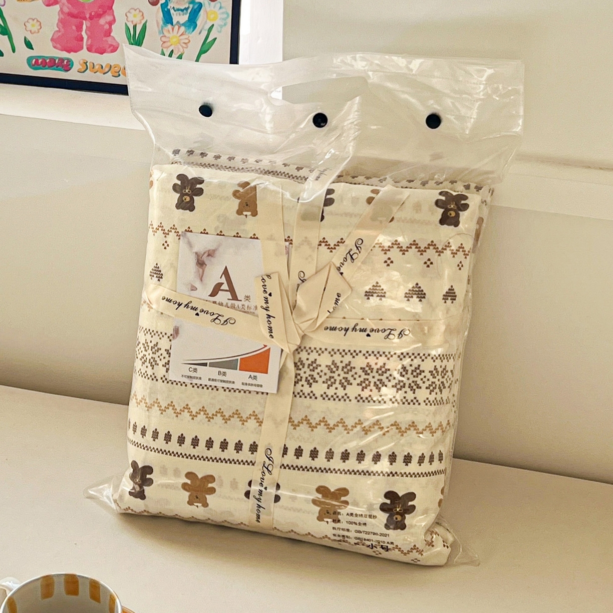 91家纺网 家纺一手货源 找家纺 麦伦家居 2026春夏新品全棉有氧双层纱印花系列简约款四件套 费尔岛小熊