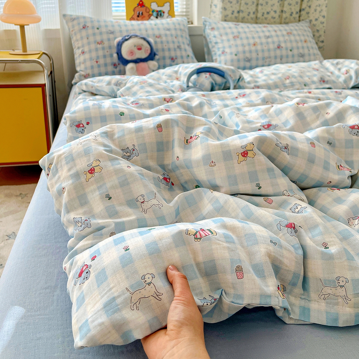 91家纺网 家纺一手货源 找家纺 麦伦家居 2026春夏新品全棉有氧双层纱印花系列简约款四件套 格子狗狗蓝