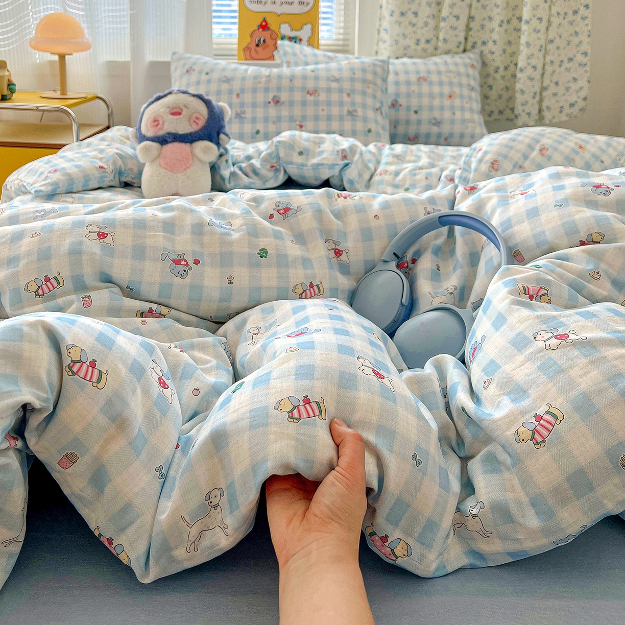 91家纺网 家纺一手货源 找家纺 麦伦家居 2026春夏新品全棉有氧双层纱印花系列简约款四件套 格子狗狗蓝