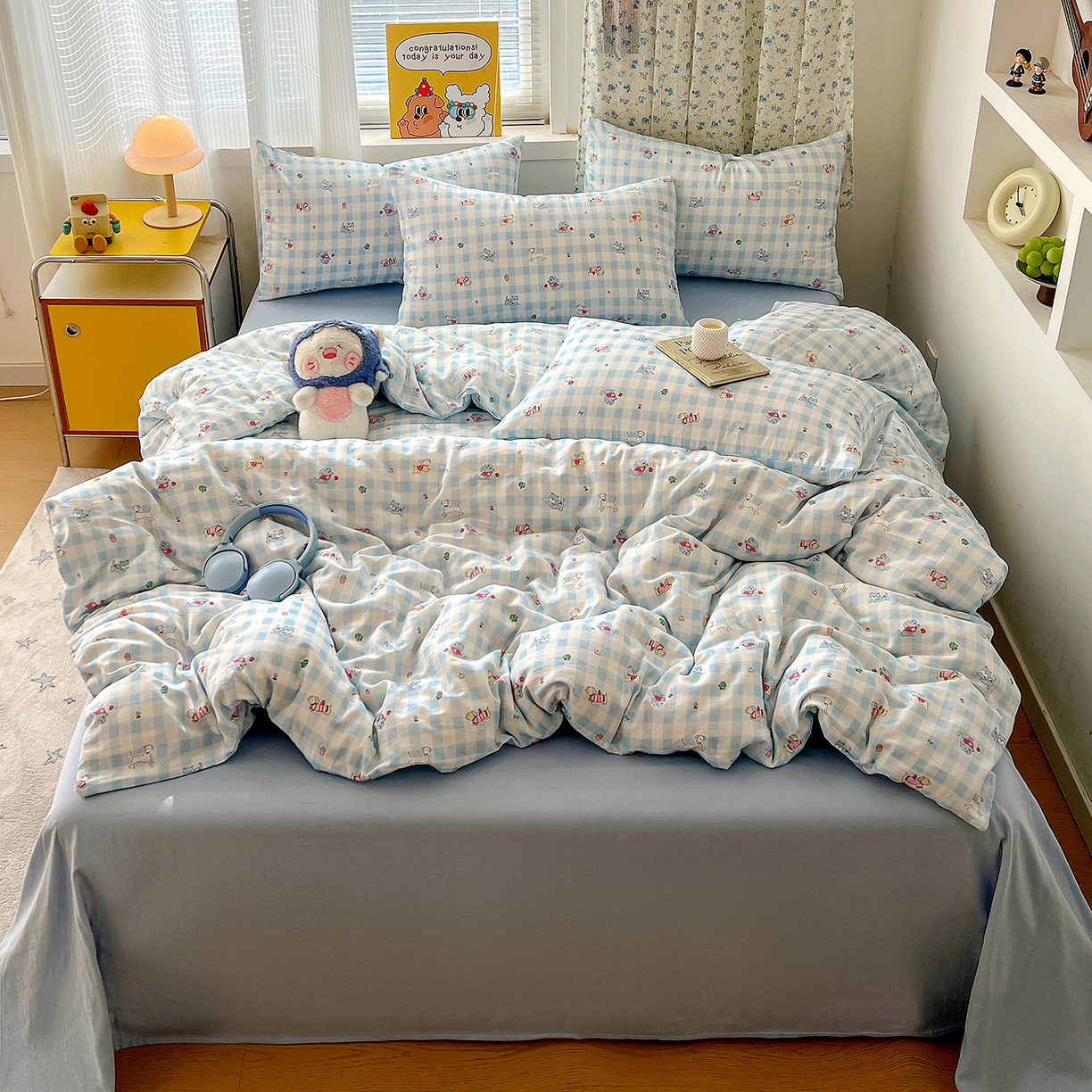 91家纺网 家纺一手货源 找家纺 麦伦家居 2026春夏新品全棉有氧双层纱印花系列简约款四件套 格子狗狗蓝