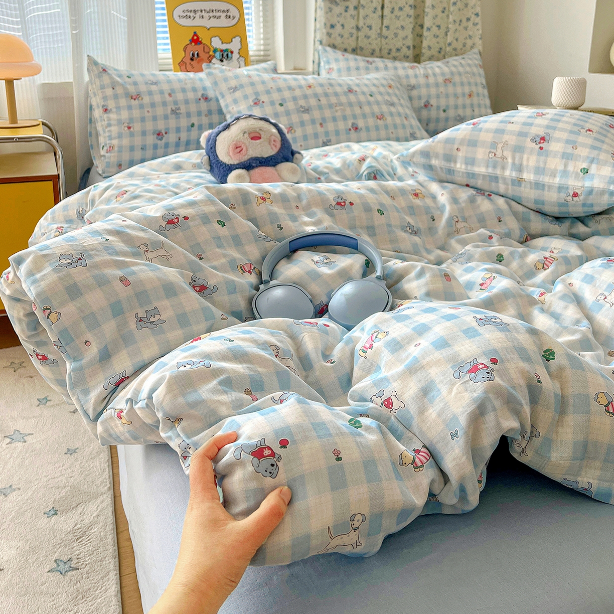 91家纺网 家纺一手货源 找家纺 麦伦家居 2026春夏新品全棉有氧双层纱印花系列简约款四件套 格子狗狗蓝