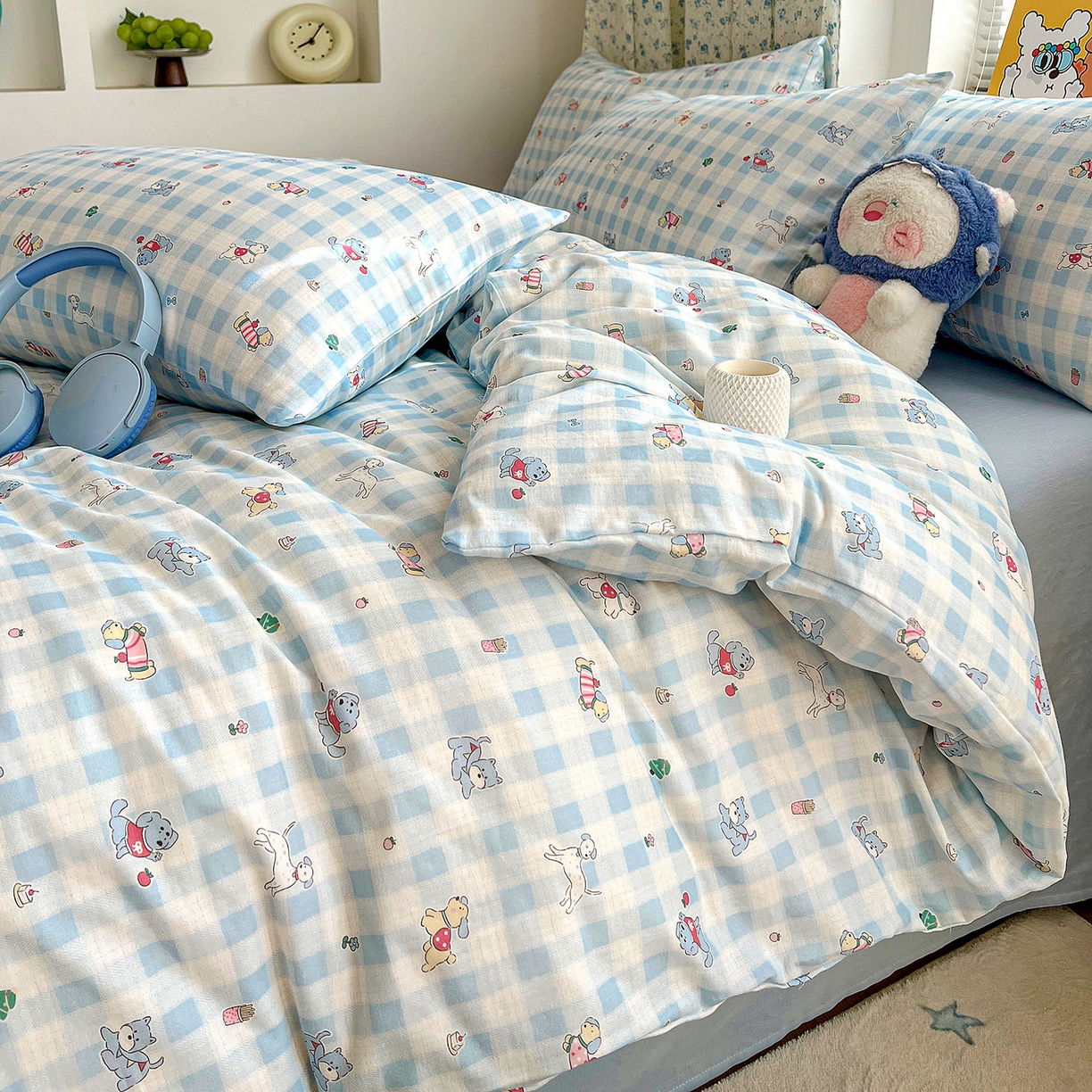 91家纺网 家纺一手货源 找家纺 麦伦家居 2026春夏新品全棉有氧双层纱印花系列简约款四件套 格子狗狗蓝