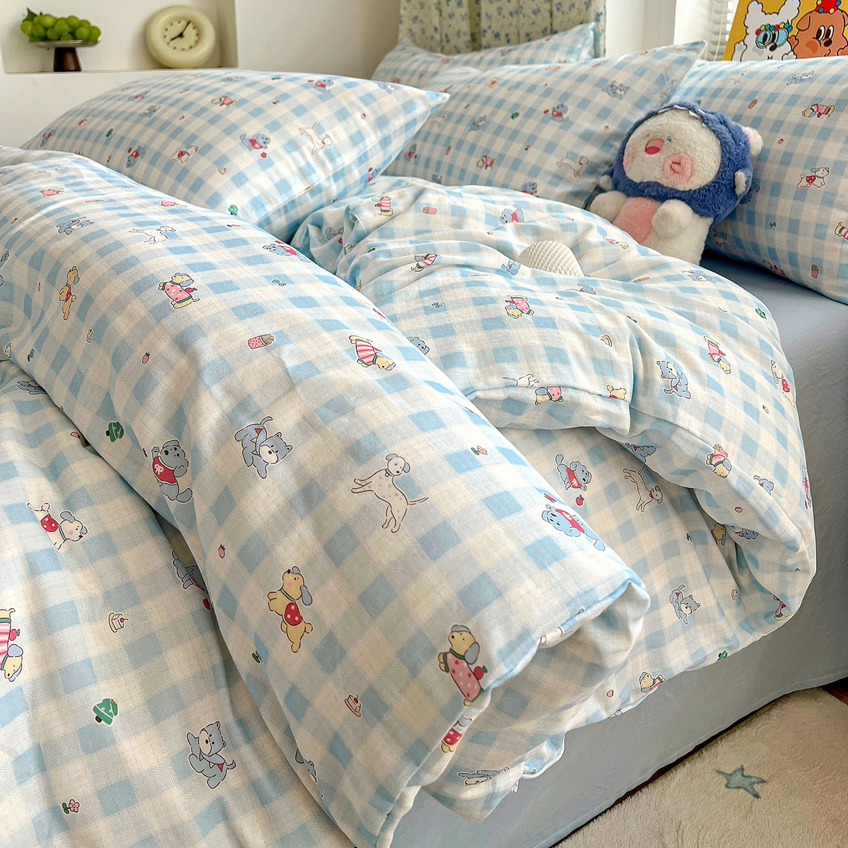 91家纺网 家纺一手货源 找家纺 麦伦家居 2026春夏新品全棉有氧双层纱印花系列简约款四件套 格子狗狗蓝