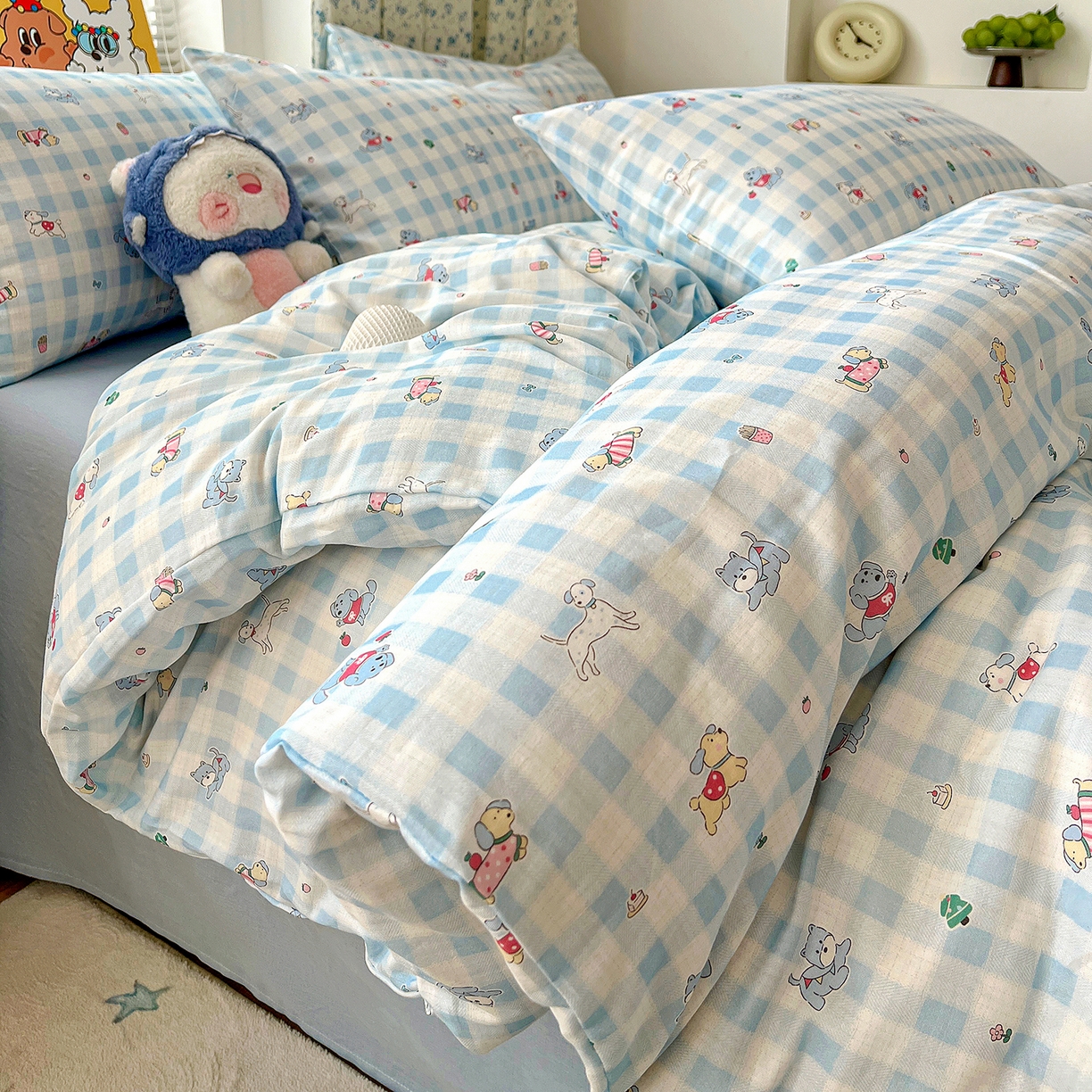 91家纺网 家纺一手货源 找家纺 麦伦家居 2026春夏新品全棉有氧双层纱印花系列简约款四件套 格子狗狗蓝