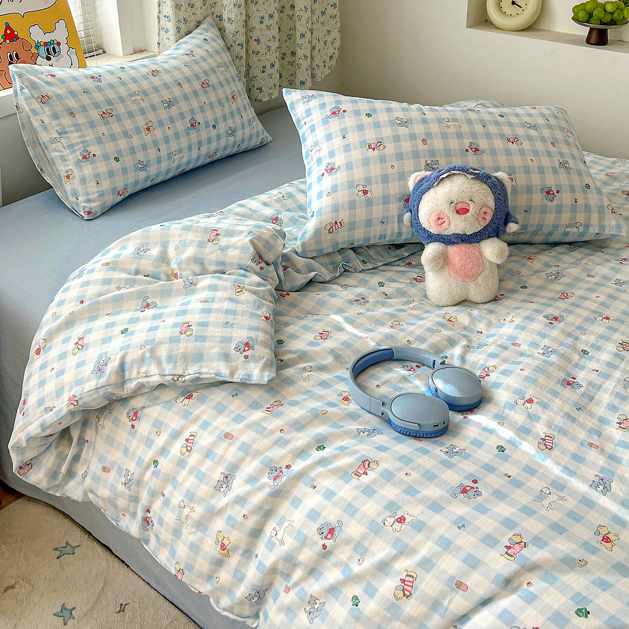 91家纺网 家纺一手货源 找家纺 麦伦家居 2026春夏新品全棉有氧双层纱印花系列简约款四件套 格子狗狗蓝