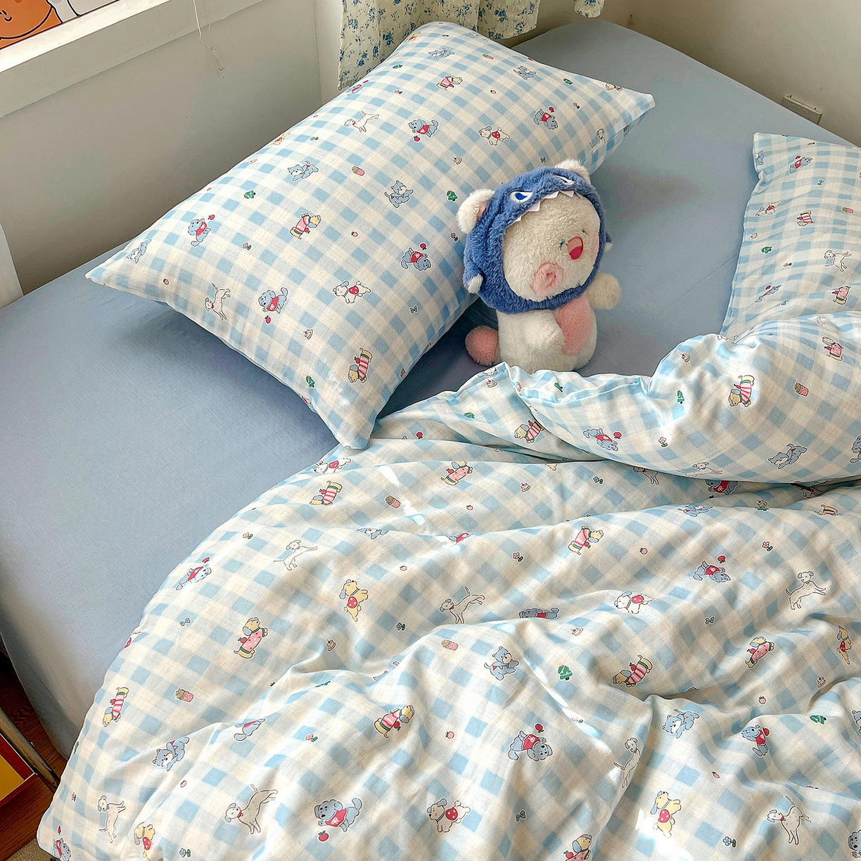 91家纺网 家纺一手货源 找家纺 麦伦家居 2026春夏新品全棉有氧双层纱印花系列简约款四件套 格子狗狗蓝