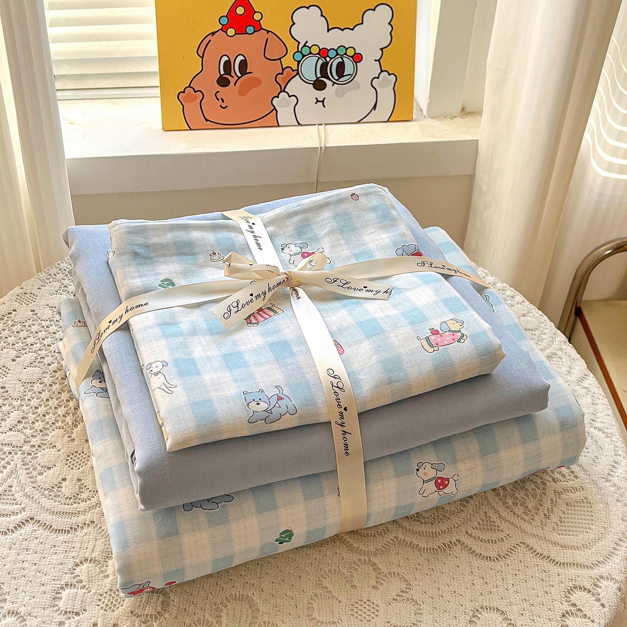 91家纺网 家纺一手货源 找家纺 麦伦家居 2026春夏新品全棉有氧双层纱印花系列简约款四件套 格子狗狗蓝