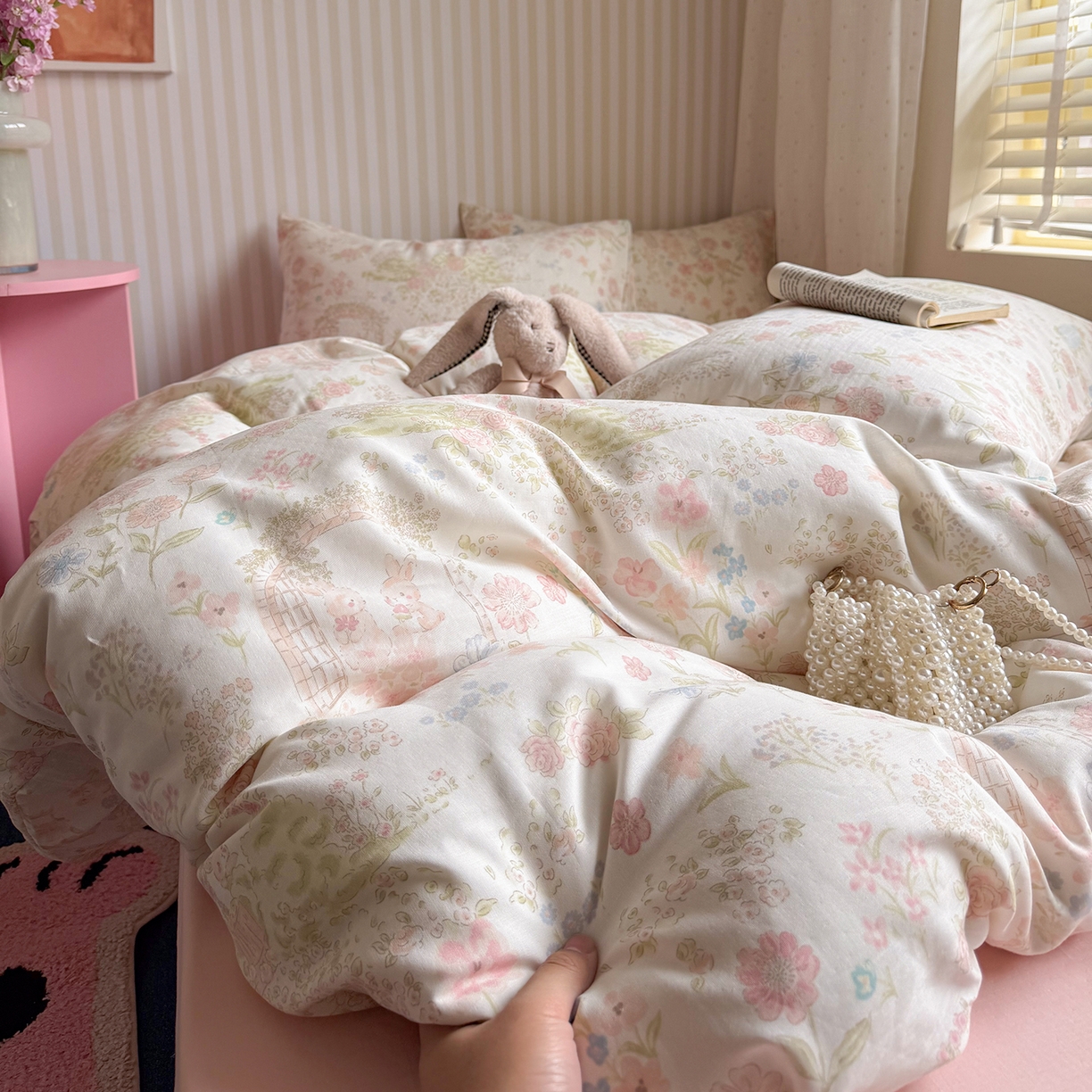 91家纺网 家纺一手货源 找家纺 麦伦家居 2026春夏新品全棉有氧双层纱印花系列简约款四件套 花间兔语