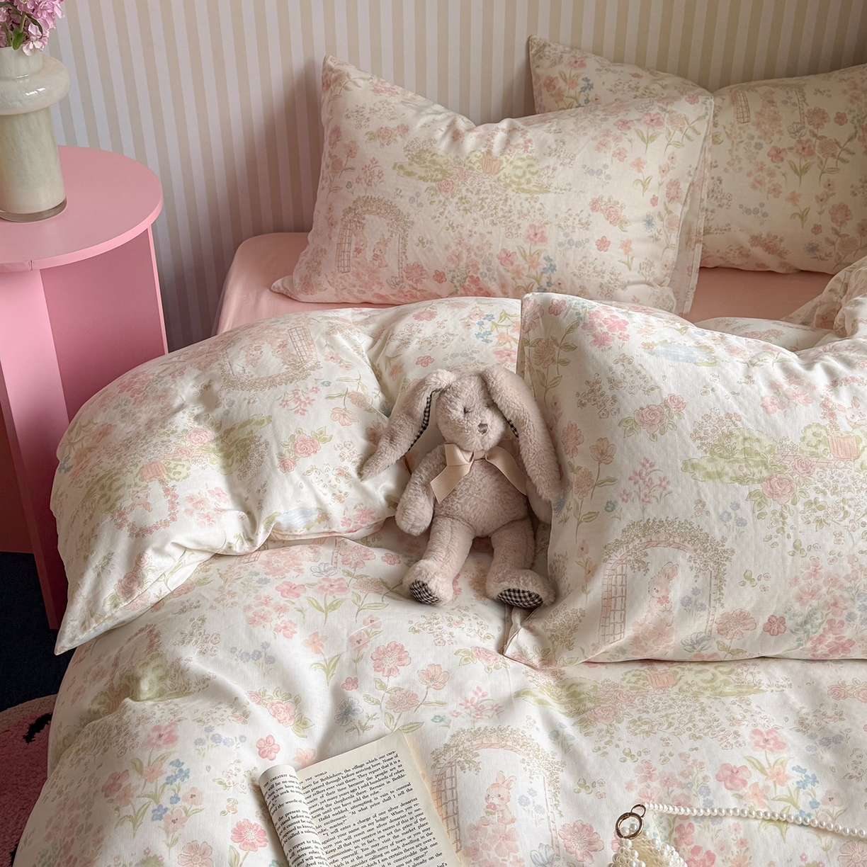 91家纺网 家纺一手货源 找家纺 麦伦家居 2026春夏新品全棉有氧双层纱印花系列简约款四件套 花间兔语