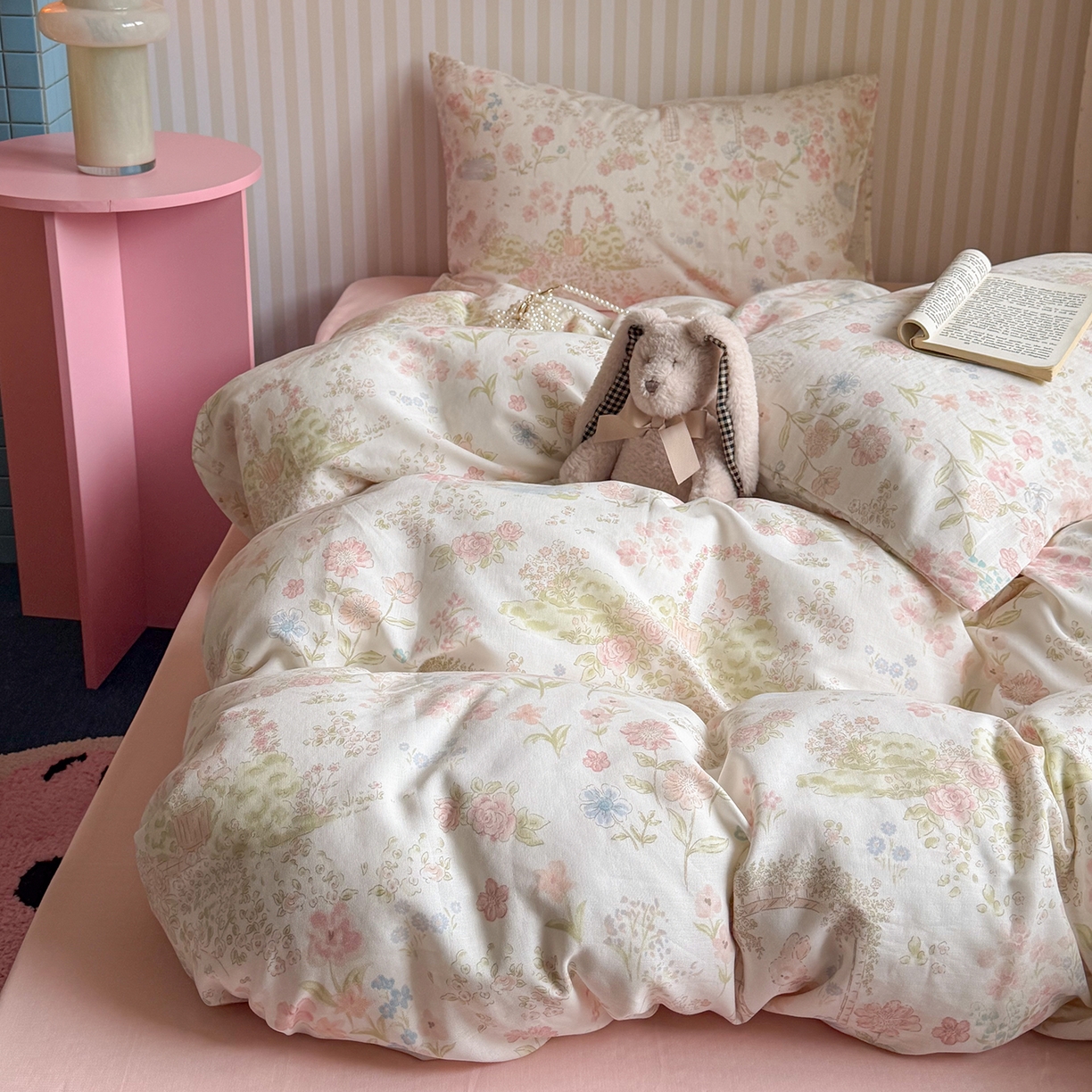 91家纺网 家纺一手货源 找家纺 麦伦家居 2026春夏新品全棉有氧双层纱印花系列简约款四件套 花间兔语