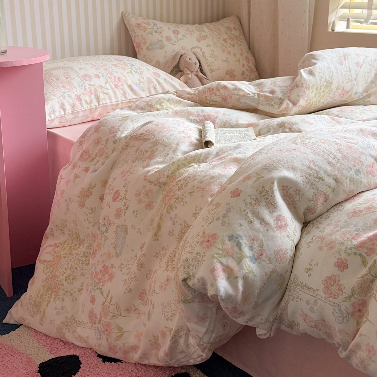 91家纺网 家纺一手货源 找家纺 麦伦家居 2026春夏新品全棉有氧双层纱印花系列简约款四件套 花间兔语