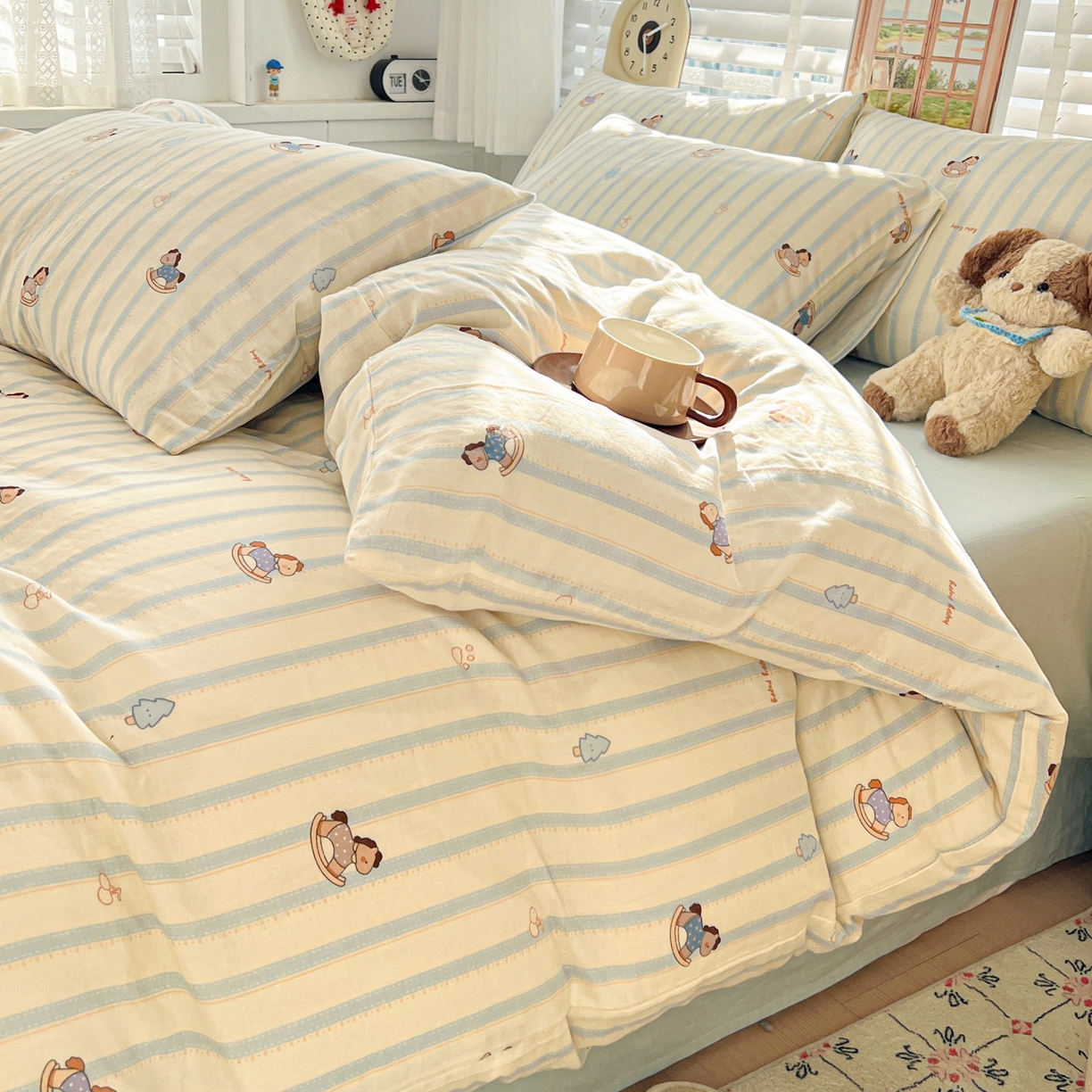 91家纺网 家纺一手货源 找家纺 麦伦家居 2026春夏新品全棉有氧双层纱印花系列简约款四件套 蓝条木马