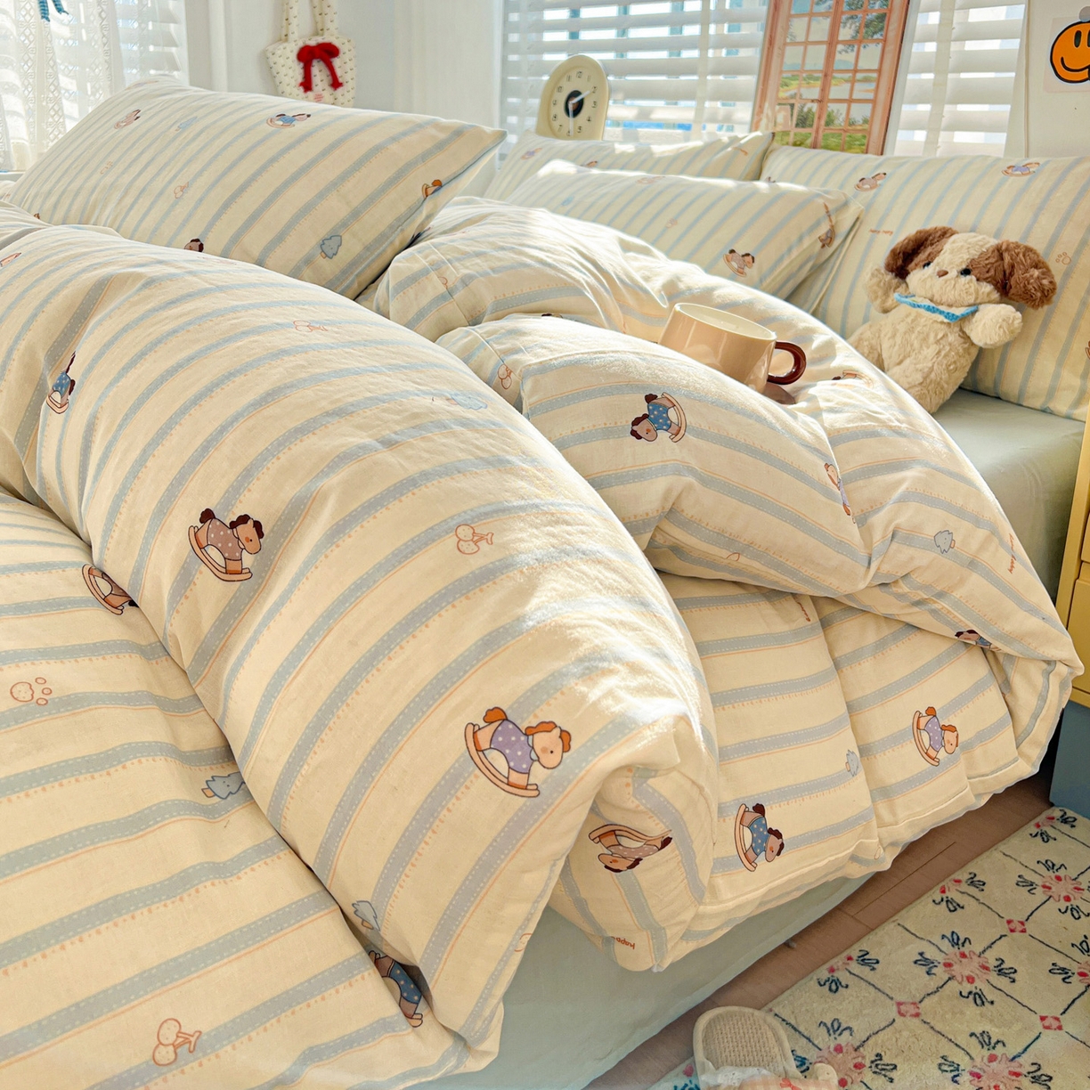 91家纺网 家纺一手货源 找家纺 麦伦家居 2026春夏新品全棉有氧双层纱印花系列简约款四件套 蓝条木马