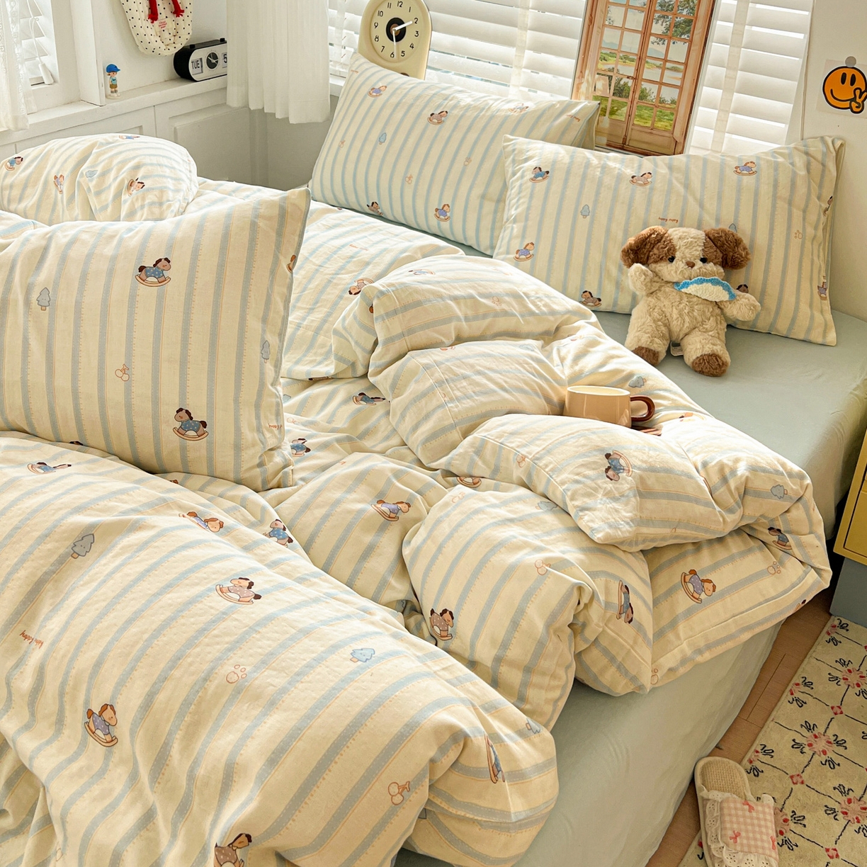 91家纺网 家纺一手货源 找家纺 麦伦家居 2026春夏新品全棉有氧双层纱印花系列简约款四件套 蓝条木马