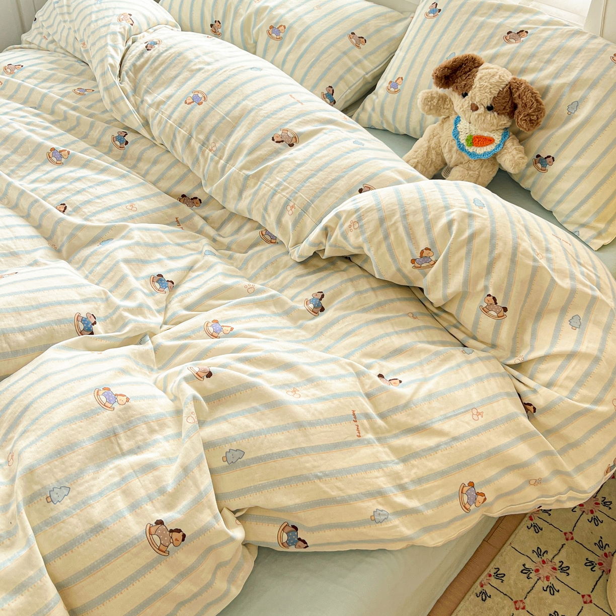 91家纺网 家纺一手货源 找家纺 麦伦家居 2026春夏新品全棉有氧双层纱印花系列简约款四件套 蓝条木马