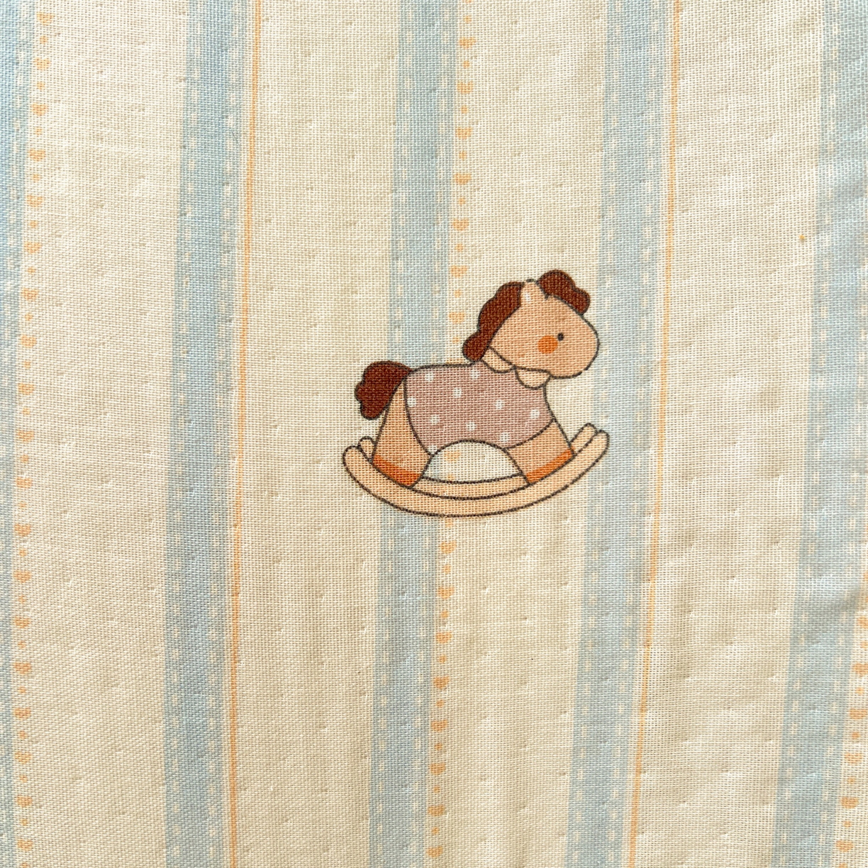 91家纺网 家纺一手货源 找家纺 麦伦家居 2026春夏新品全棉有氧双层纱印花系列简约款四件套 蓝条木马