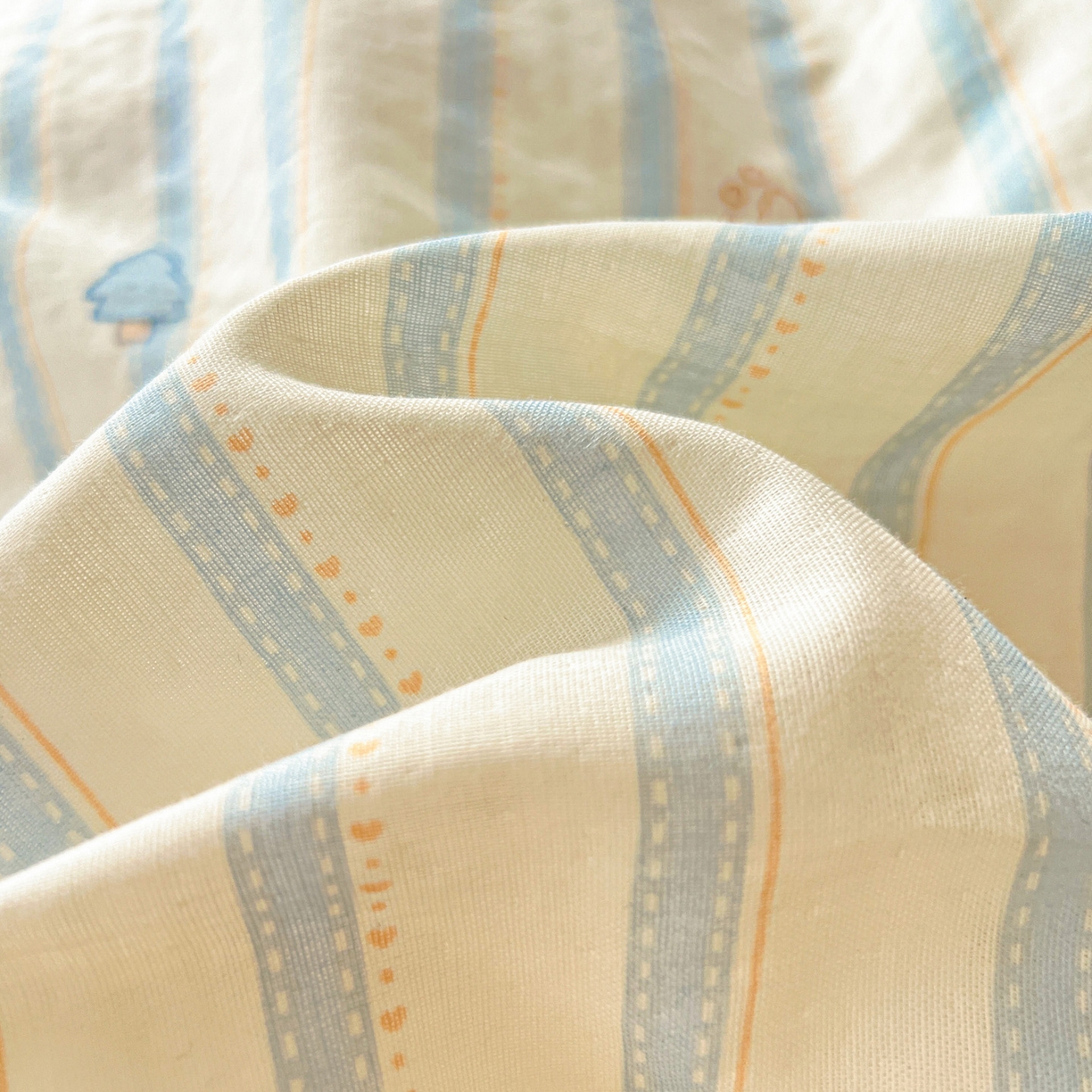 91家纺网 家纺一手货源 找家纺 麦伦家居 2026春夏新品全棉有氧双层纱印花系列简约款四件套 蓝条木马