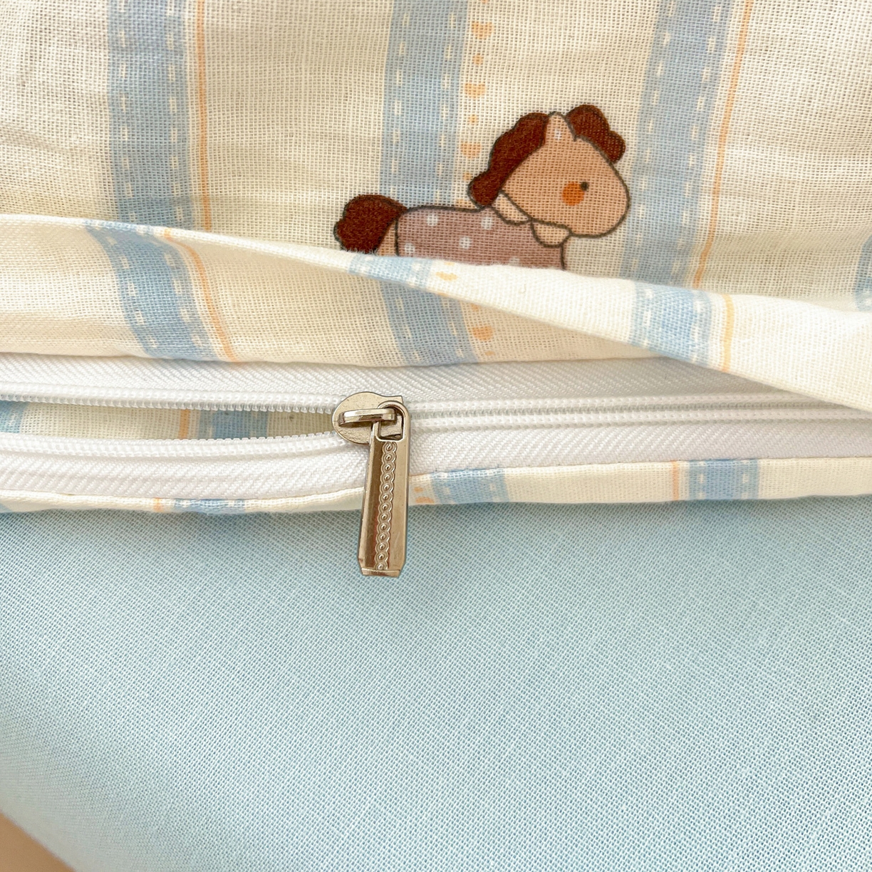 91家纺网 家纺一手货源 找家纺 麦伦家居 2026春夏新品全棉有氧双层纱印花系列简约款四件套 蓝条木马