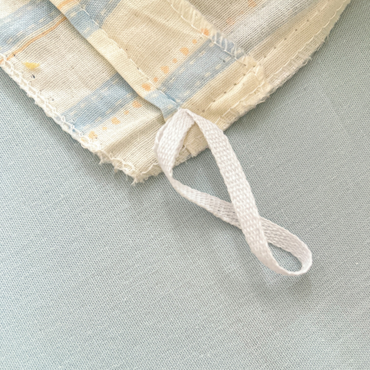 91家纺网 家纺一手货源 找家纺 麦伦家居 2026春夏新品全棉有氧双层纱印花系列简约款四件套 蓝条木马