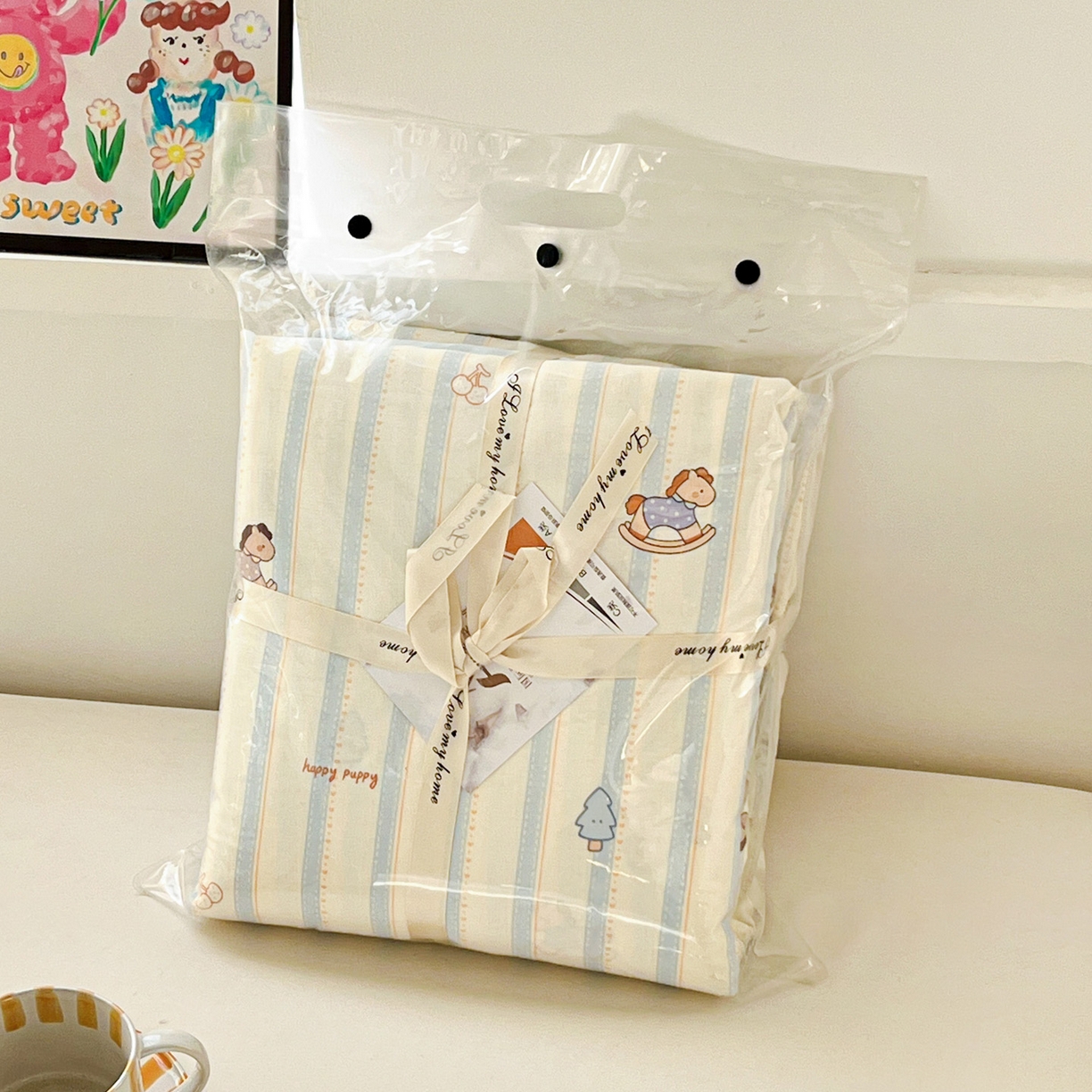 91家纺网 家纺一手货源 找家纺 麦伦家居 2026春夏新品全棉有氧双层纱印花系列简约款四件套 蓝条木马