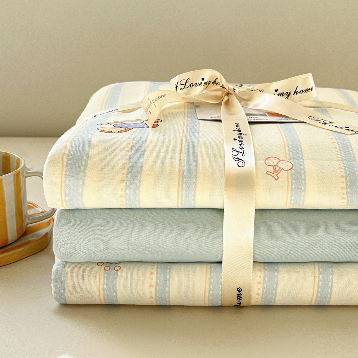 91家纺网 家纺一手货源 找家纺 麦伦家居 2026春夏新品全棉有氧双层纱印花系列简约款四件套 蓝条木马