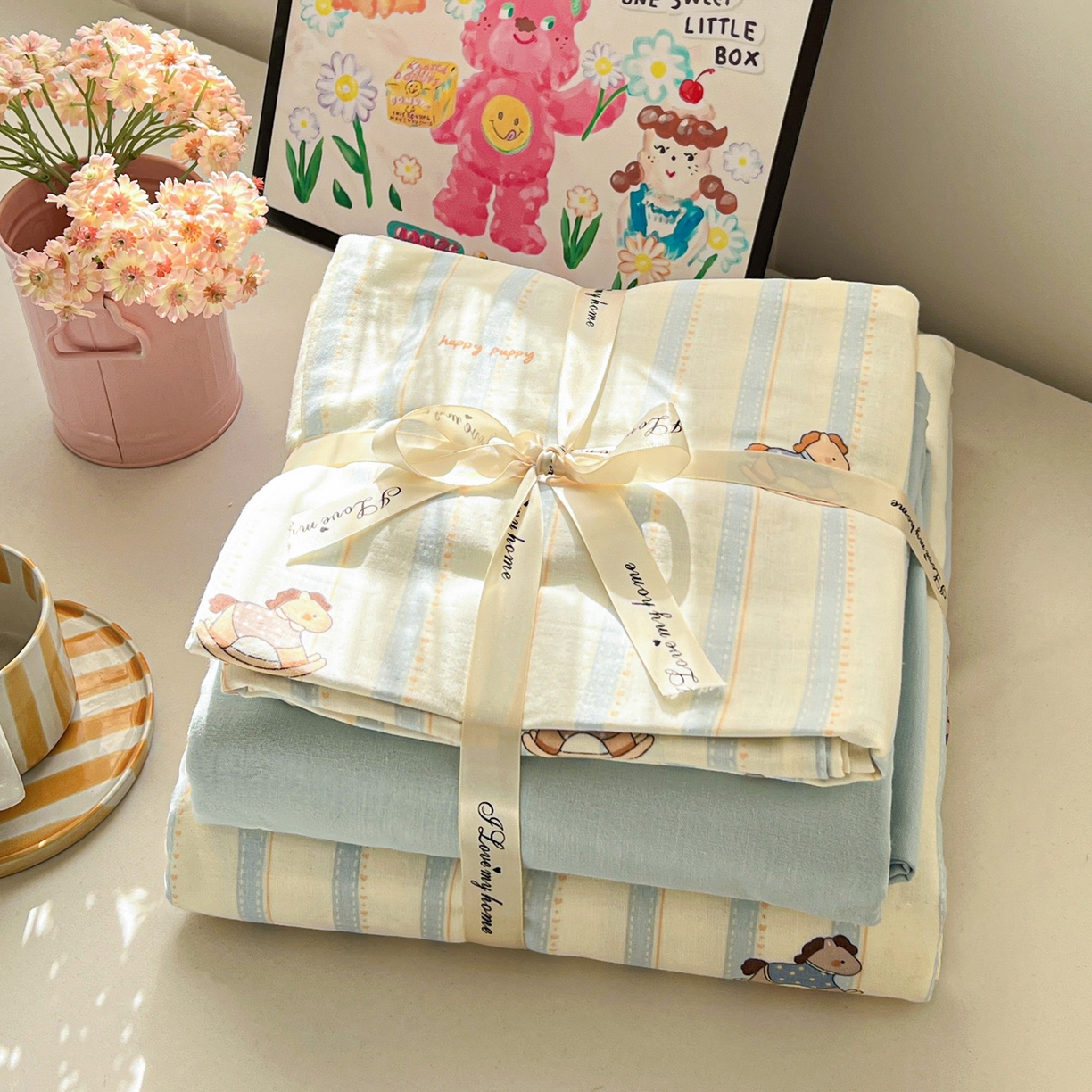 91家纺网 家纺一手货源 找家纺 麦伦家居 2026春夏新品全棉有氧双层纱印花系列简约款四件套 蓝条木马