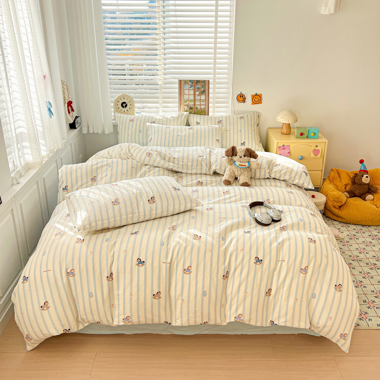 91家纺网 家纺一手货源 找家纺 麦伦家居 2026春夏新品全棉有氧双层纱印花系列简约款四件套 蓝条木马