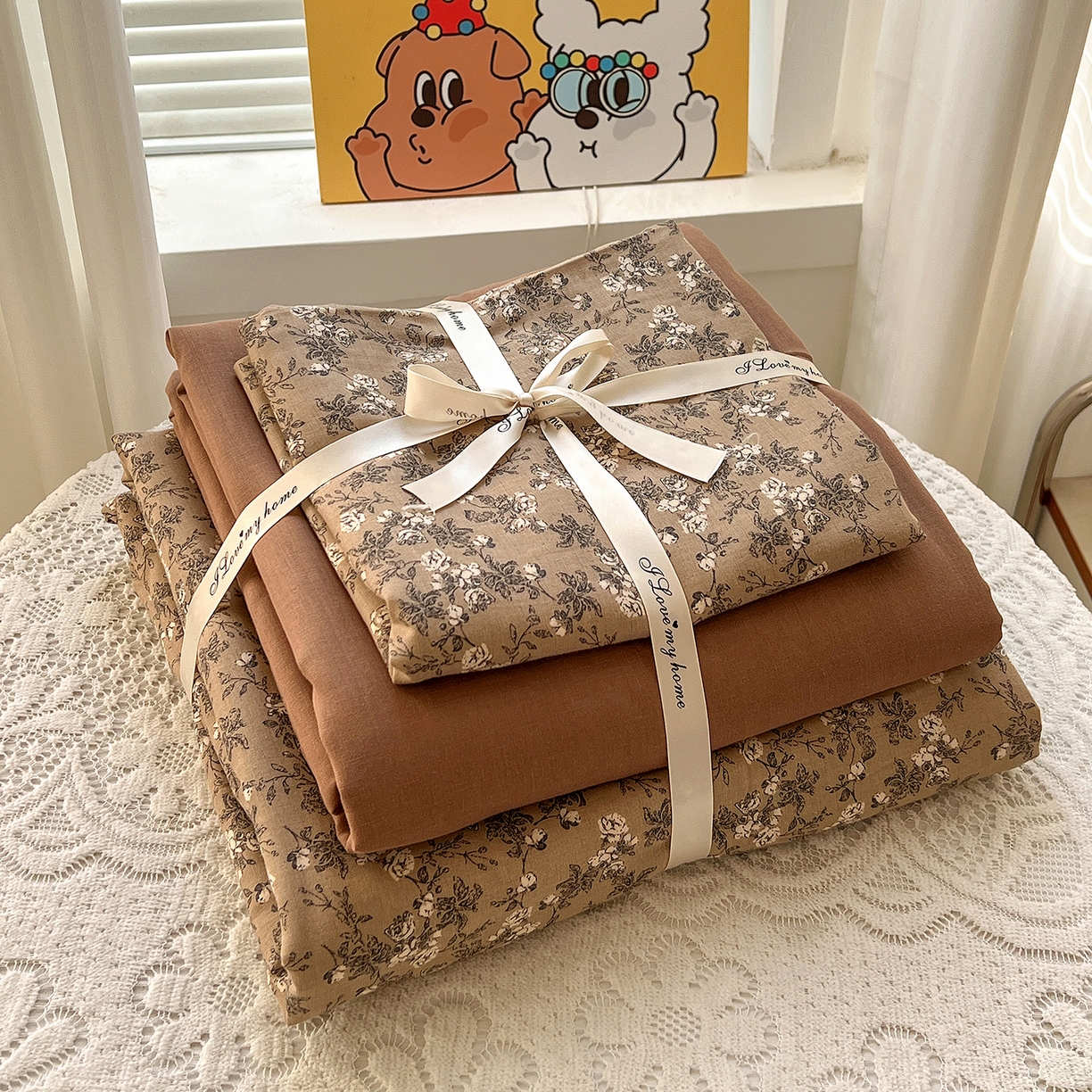 91家纺网 家纺一手货源 找家纺 麦伦家居 2026春夏新品全棉有氧双层纱印花系列简约款四件套 美式