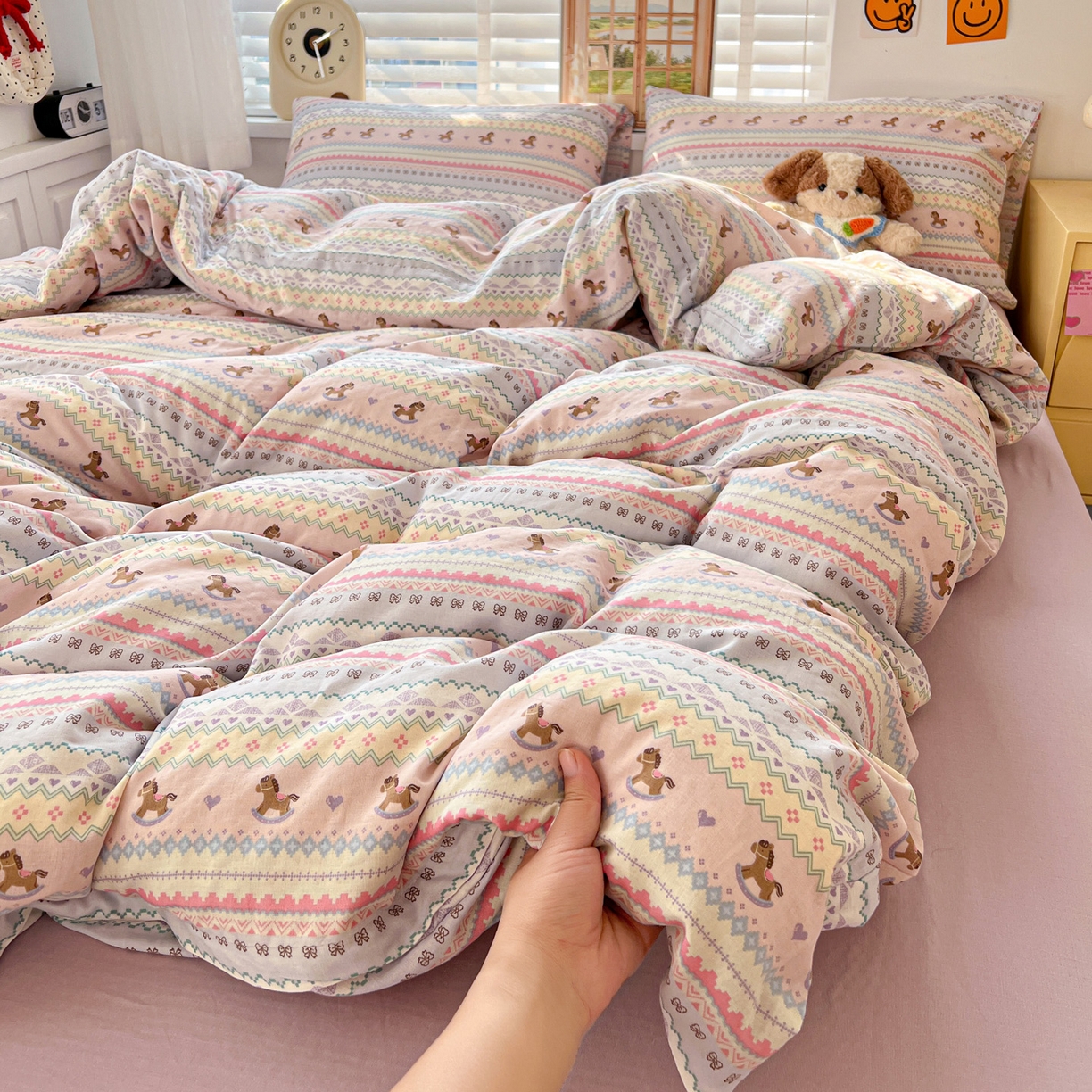 91家纺网 家纺一手货源 找家纺 麦伦家居 2026春夏新品全棉有氧双层纱印花系列简约款四件套 千禧马