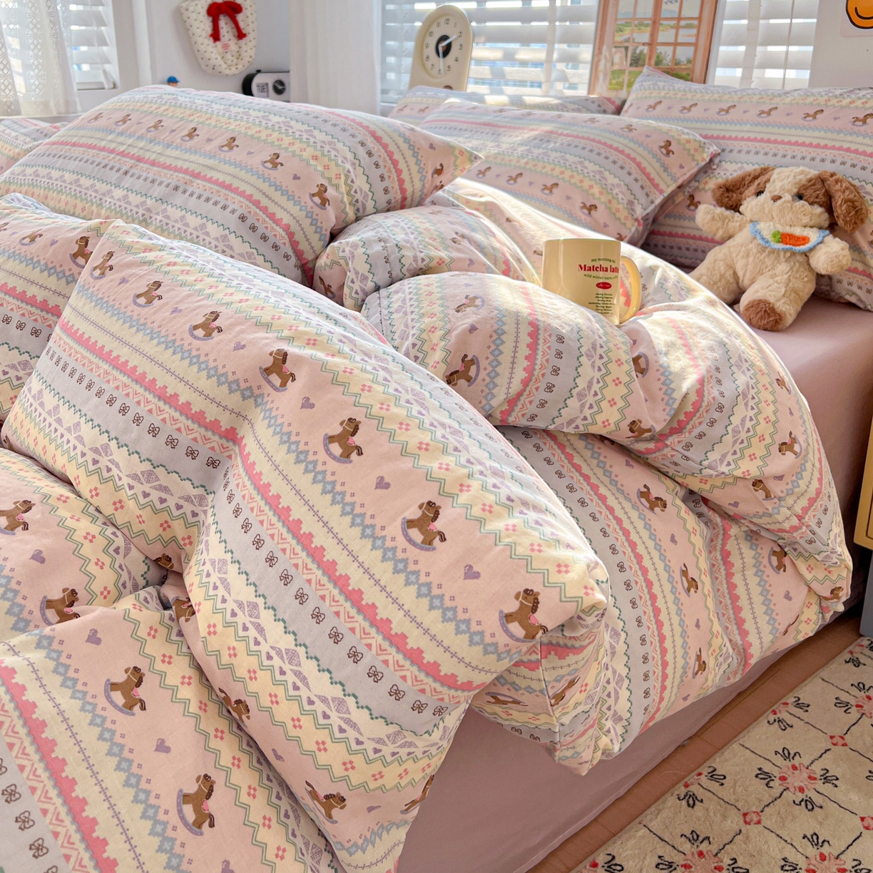 91家纺网 家纺一手货源 找家纺 麦伦家居 2026春夏新品全棉有氧双层纱印花系列简约款四件套 千禧马