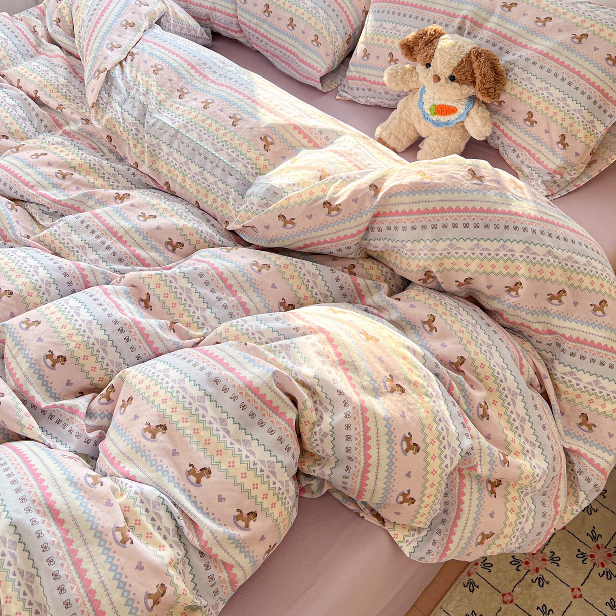 91家纺网 家纺一手货源 找家纺 麦伦家居 2026春夏新品全棉有氧双层纱印花系列简约款四件套 千禧马