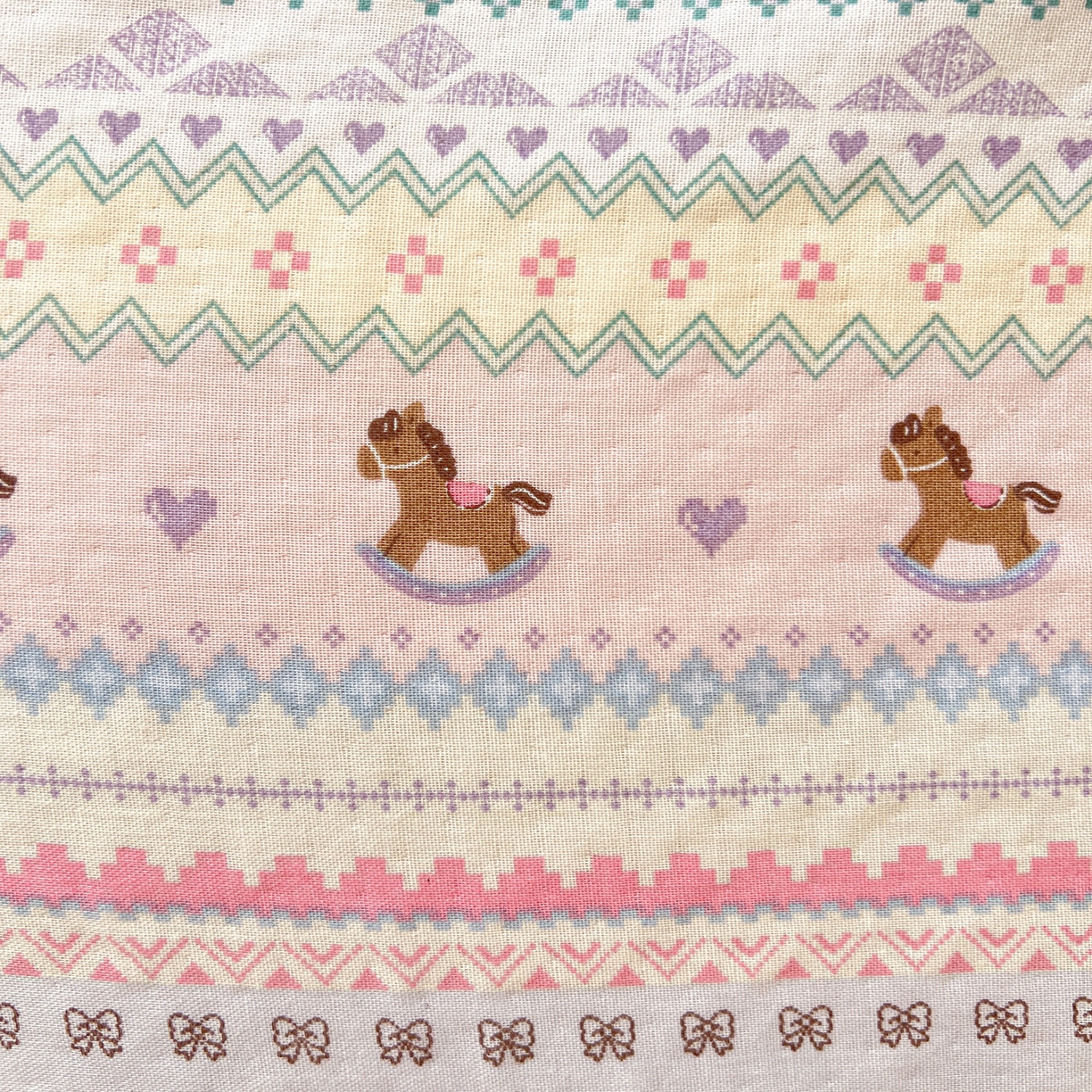 91家纺网 家纺一手货源 找家纺 麦伦家居 2026春夏新品全棉有氧双层纱印花系列简约款四件套 千禧马