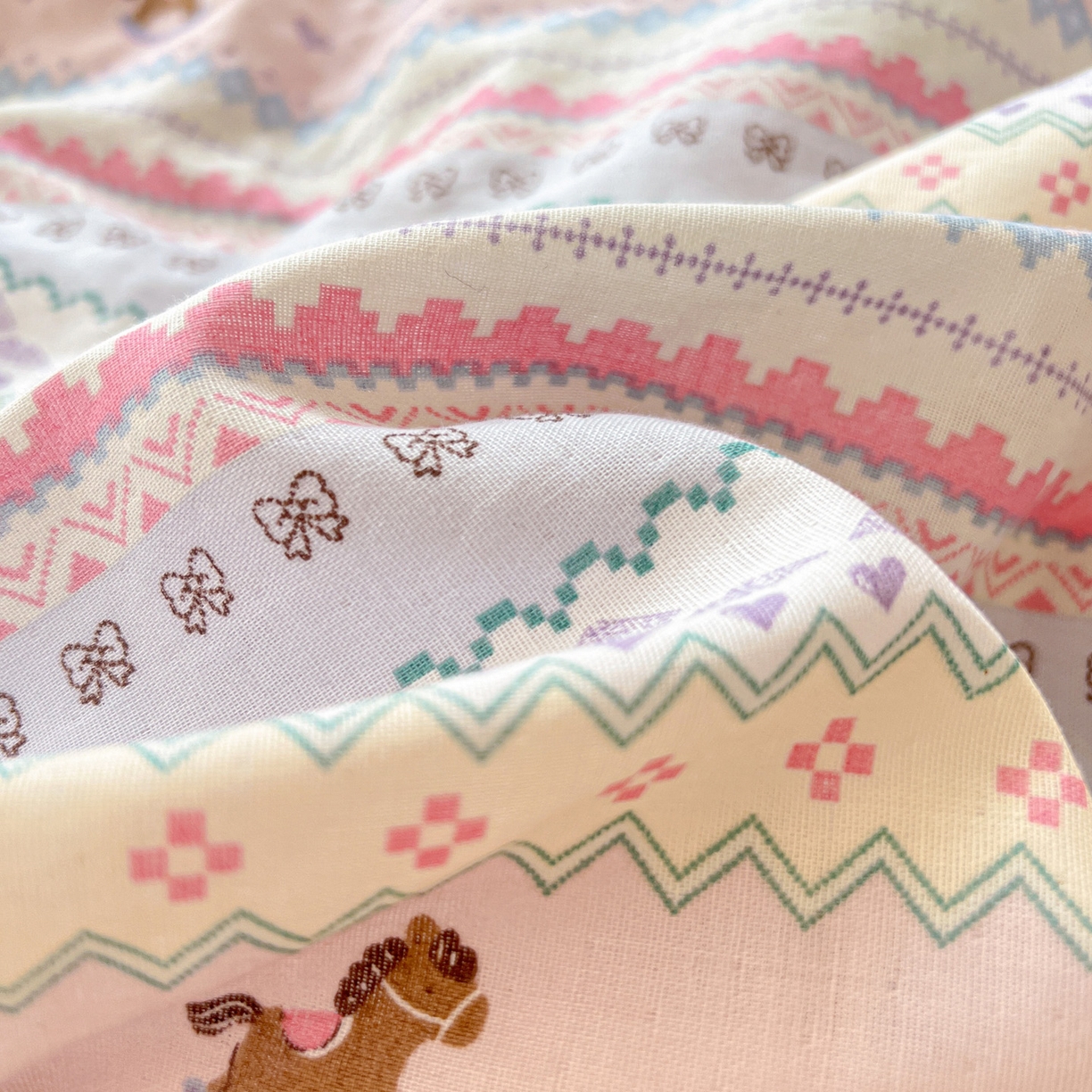 91家纺网 家纺一手货源 找家纺 麦伦家居 2026春夏新品全棉有氧双层纱印花系列简约款四件套 千禧马