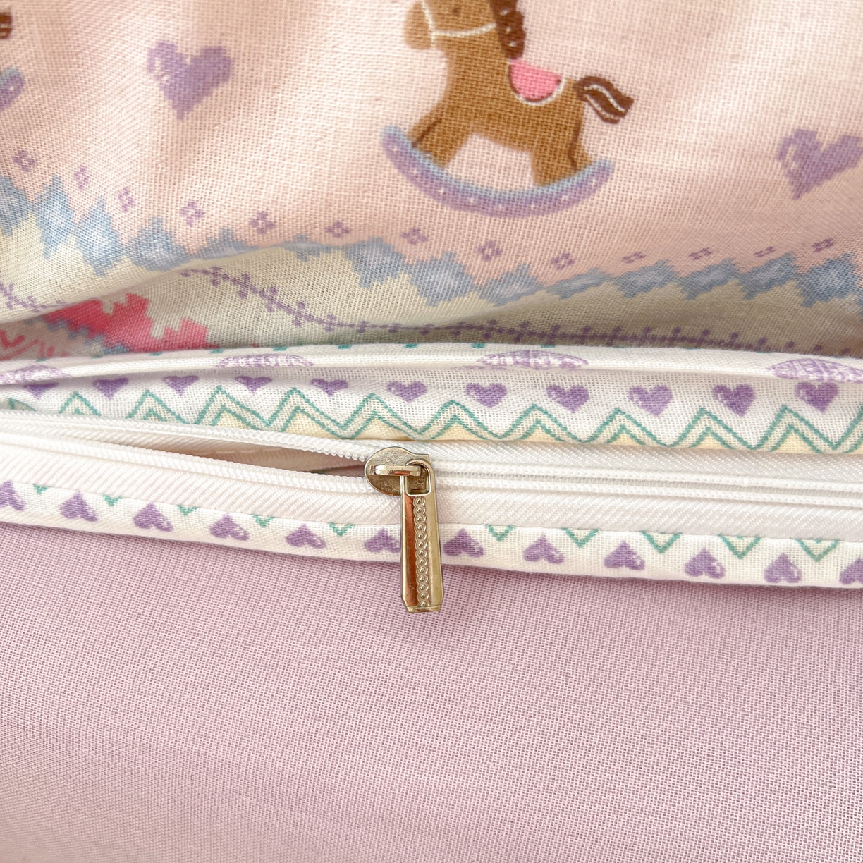 91家纺网 家纺一手货源 找家纺 麦伦家居 2026春夏新品全棉有氧双层纱印花系列简约款四件套 千禧马