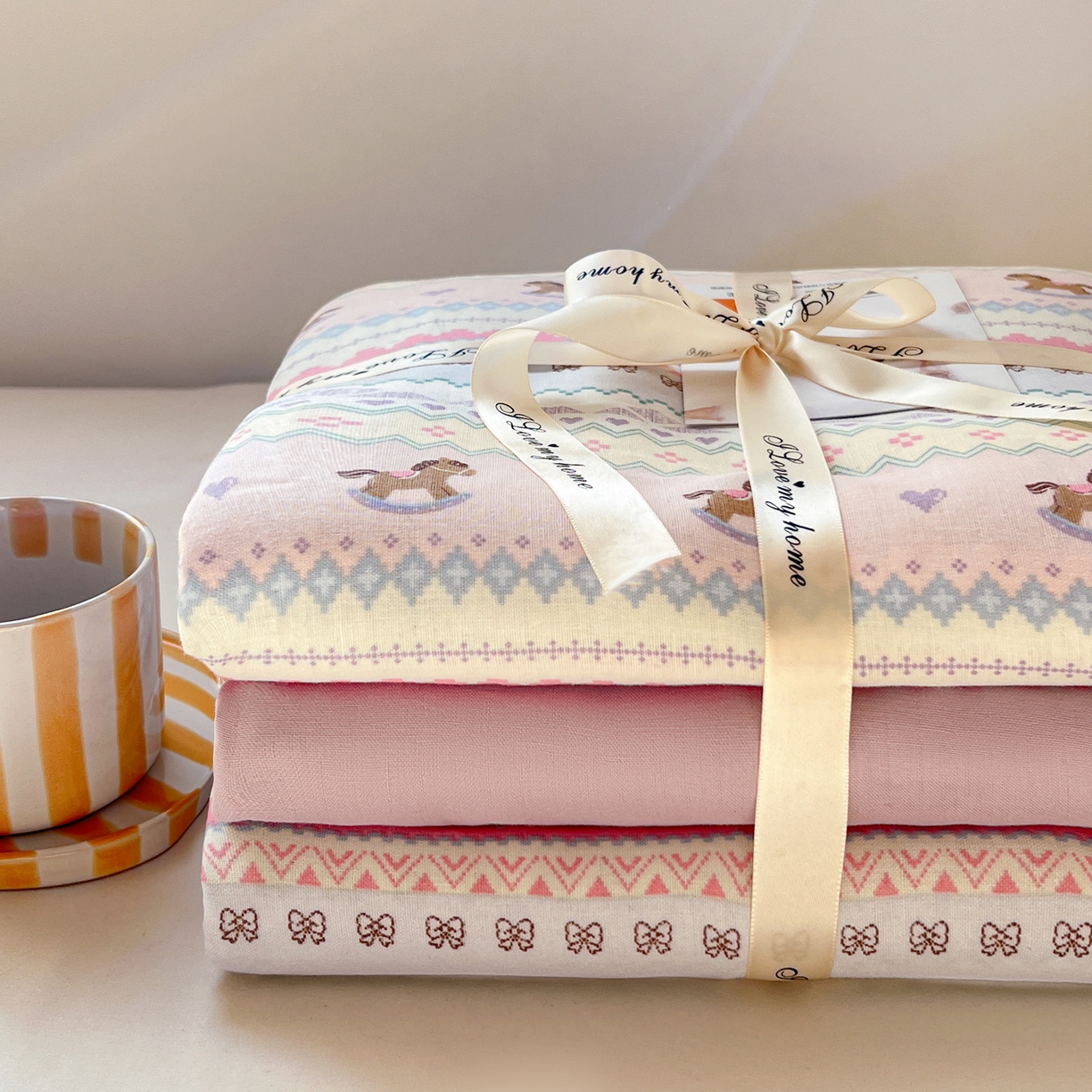 91家纺网 家纺一手货源 找家纺 麦伦家居 2026春夏新品全棉有氧双层纱印花系列简约款四件套 千禧马