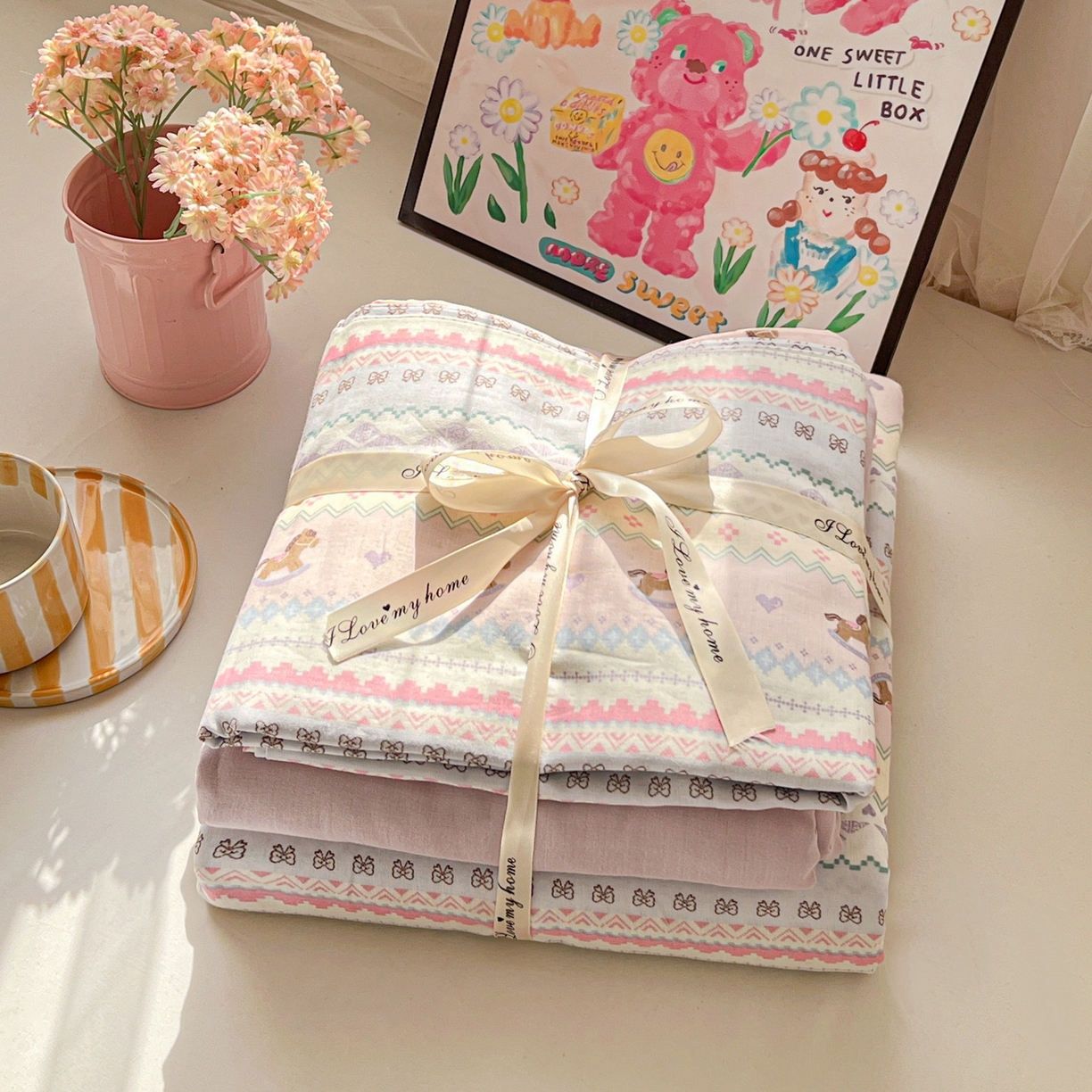 91家纺网 家纺一手货源 找家纺 麦伦家居 2026春夏新品全棉有氧双层纱印花系列简约款四件套 千禧马