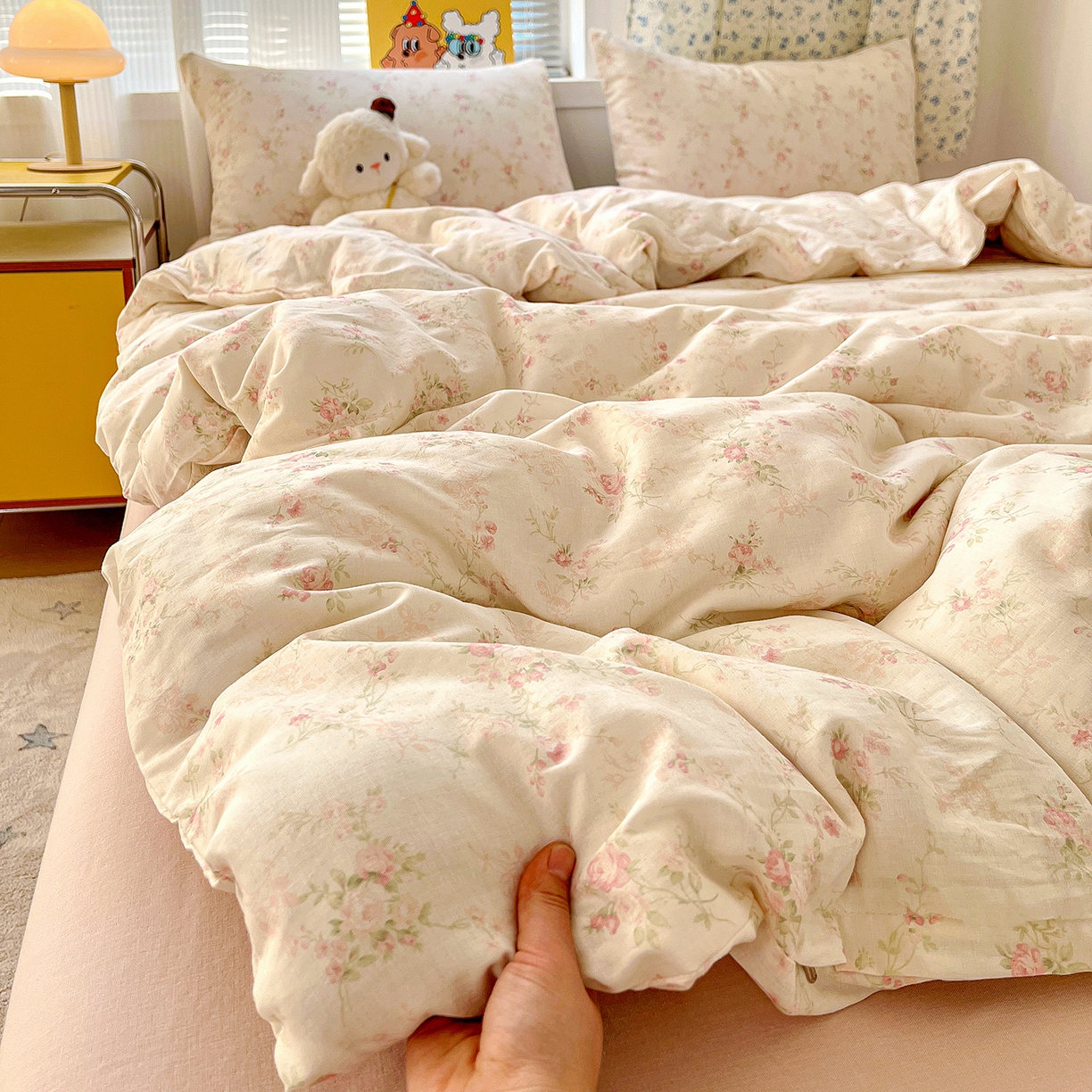 91家纺网 家纺一手货源 找家纺 麦伦家居 2026春夏新品全棉有氧双层纱印花系列简约款四件套 浅梦 米