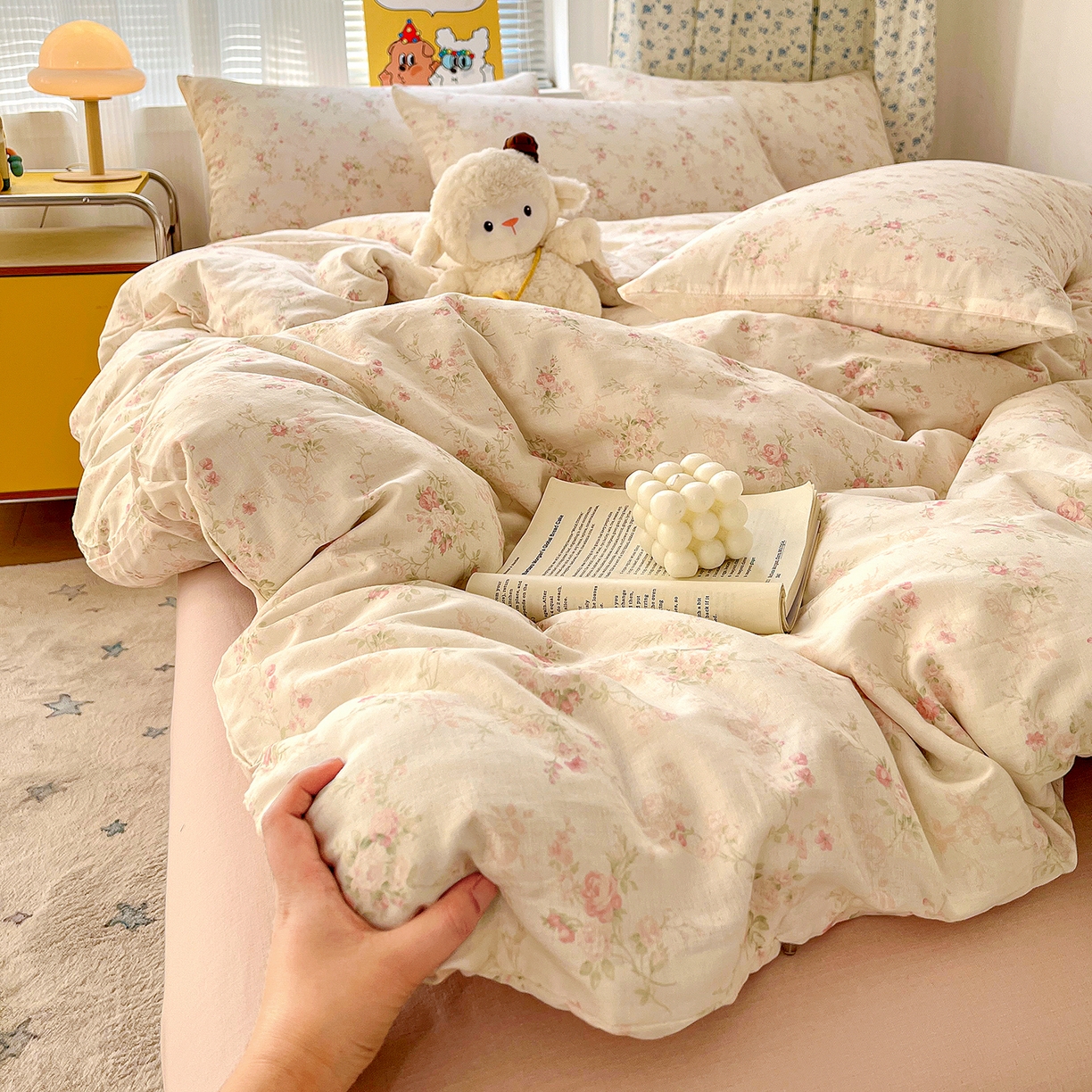 91家纺网 家纺一手货源 找家纺 麦伦家居 2026春夏新品全棉有氧双层纱印花系列简约款四件套 浅梦 米