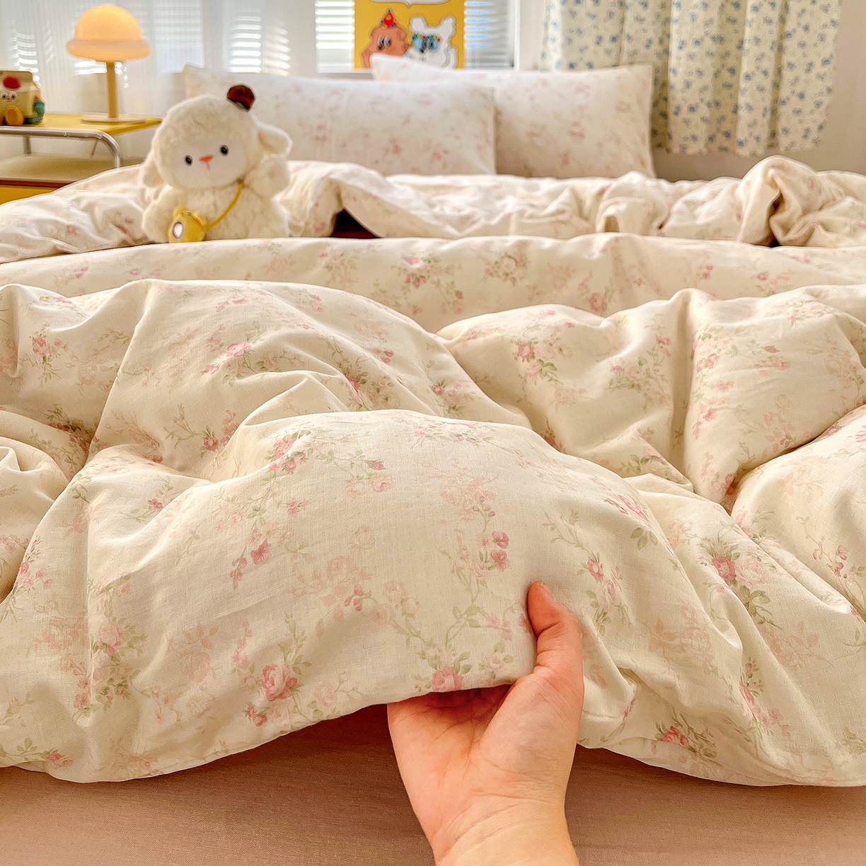 91家纺网 家纺一手货源 找家纺 麦伦家居 2026春夏新品全棉有氧双层纱印花系列简约款四件套 浅梦 米