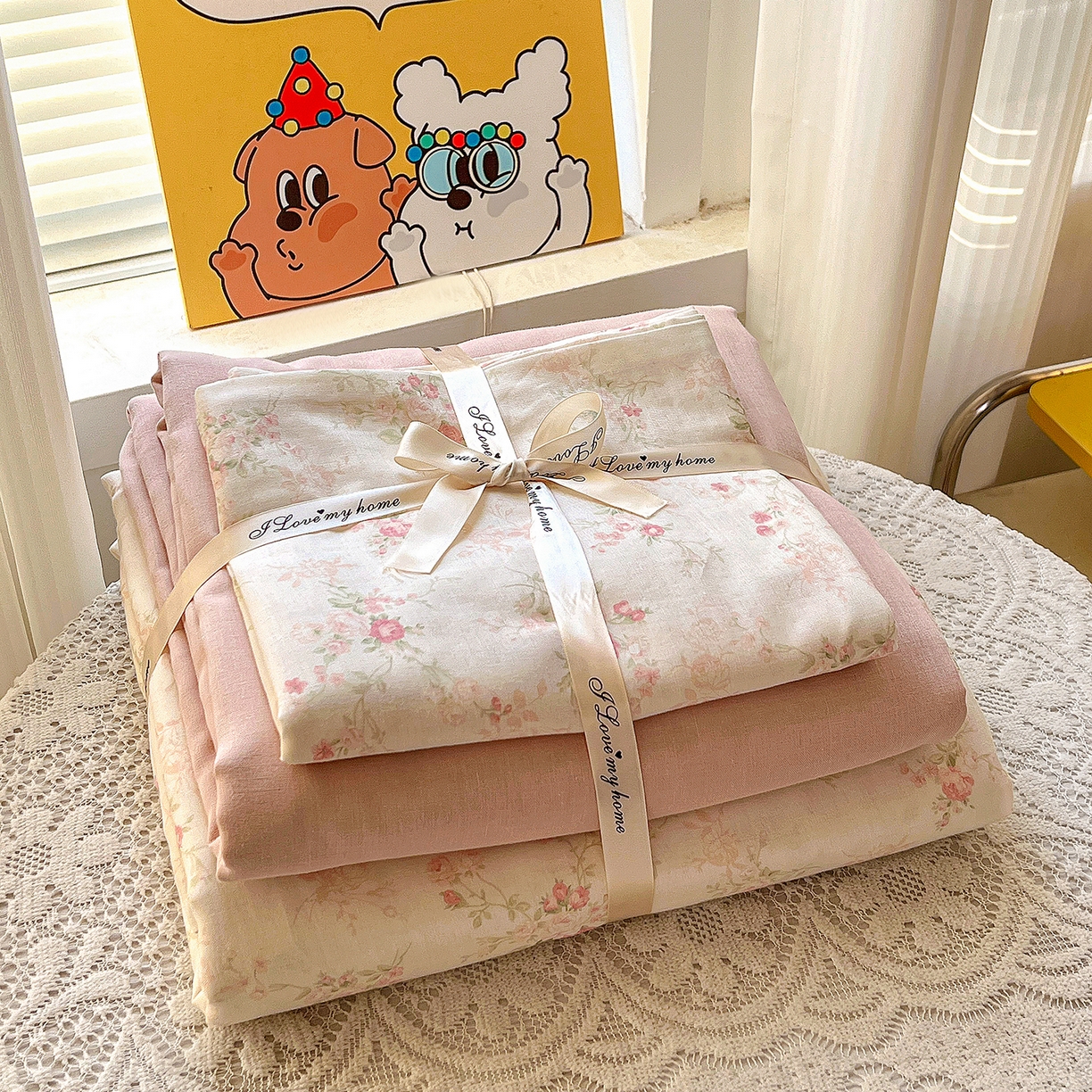 91家纺网 家纺一手货源 找家纺 麦伦家居 2026春夏新品全棉有氧双层纱印花系列简约款四件套 浅梦 米